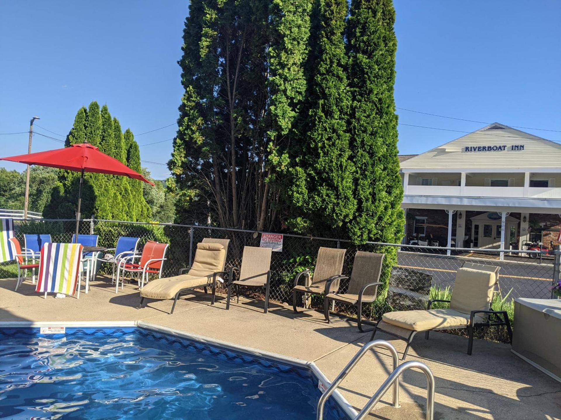 Riverboat Inn & Suites photo 73