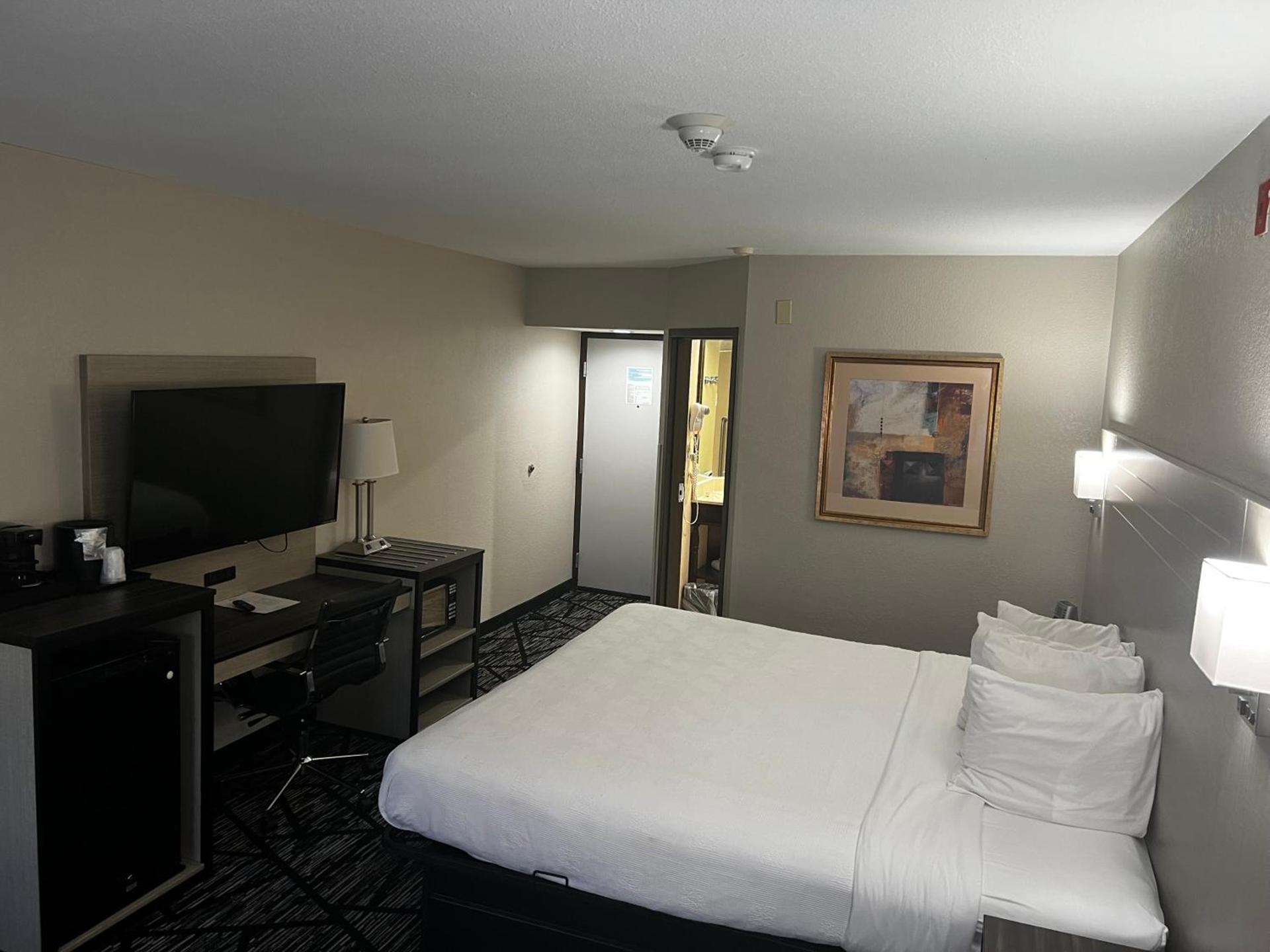 Baymont By Wyndham Monroe Ohio photo 22