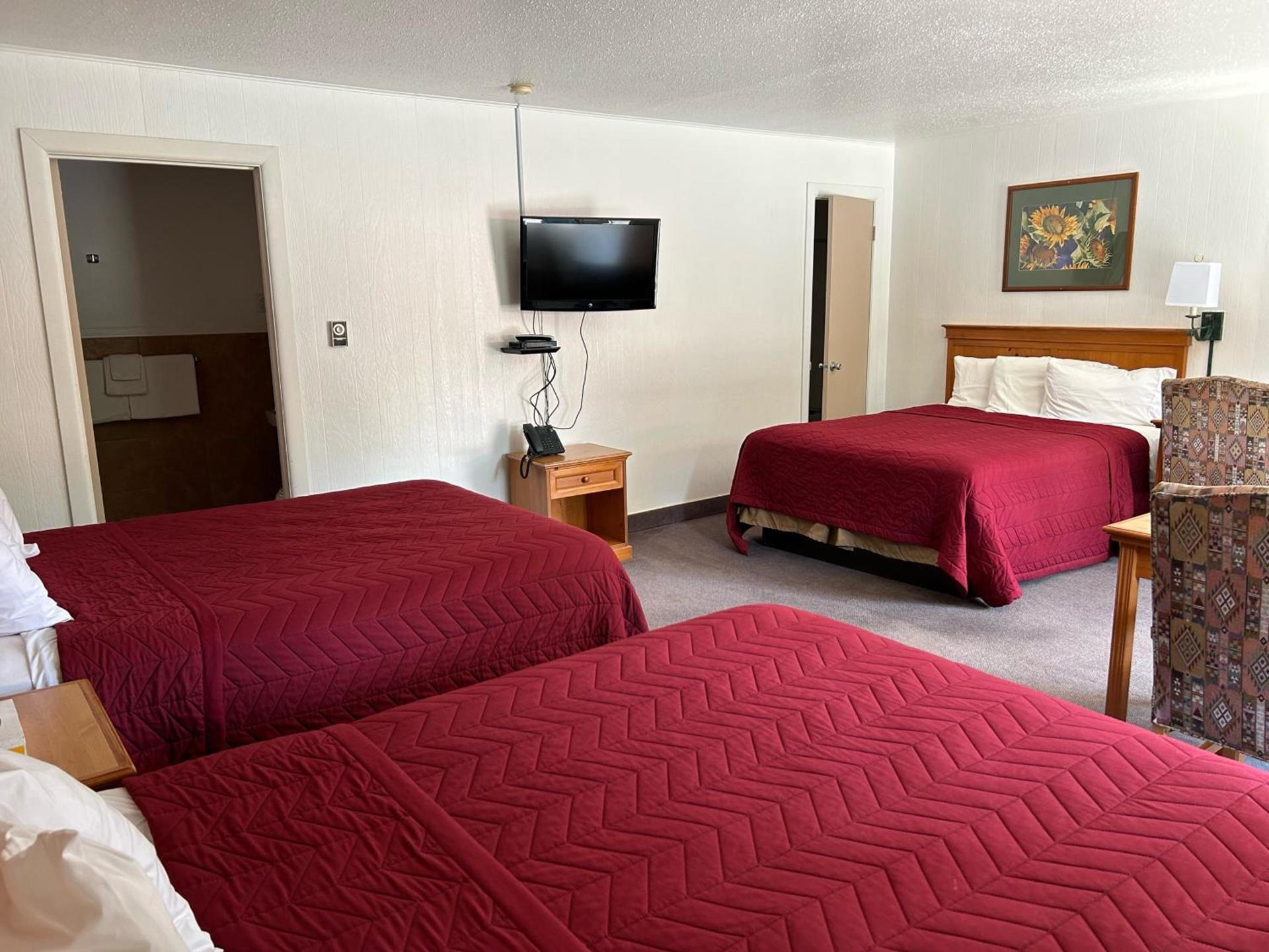 Redwood Arms Motel photo 23