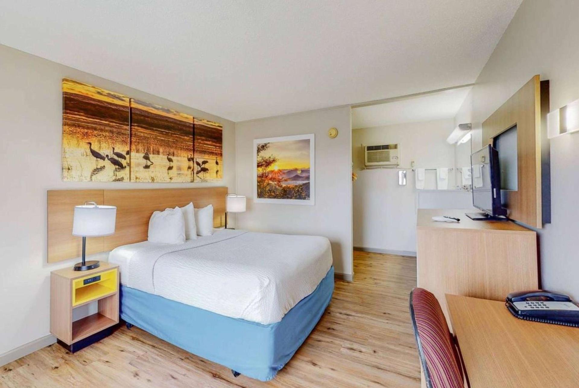 Days Inn by Wyndham Socorro photo 9