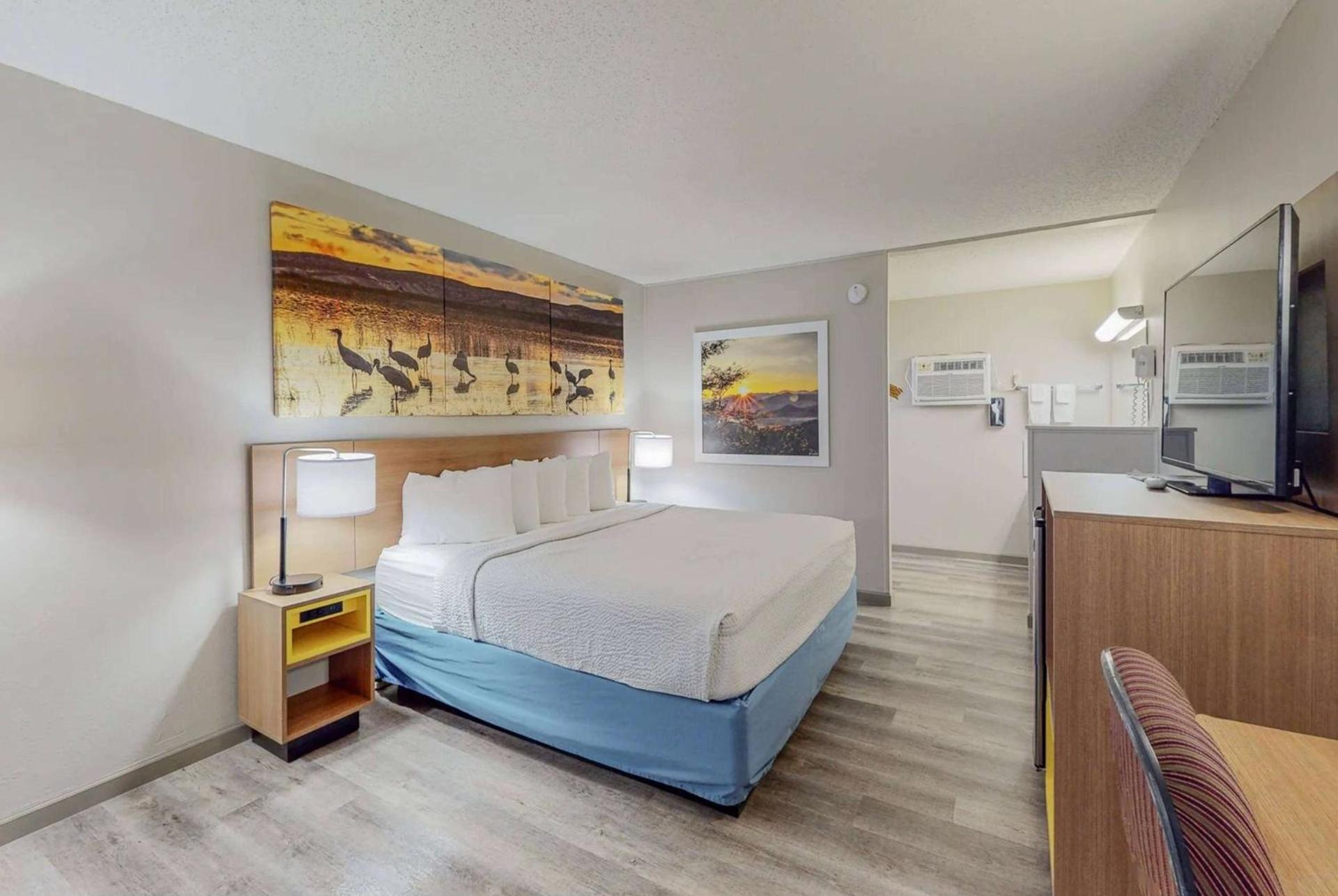 Days Inn by Wyndham Socorro photo 11