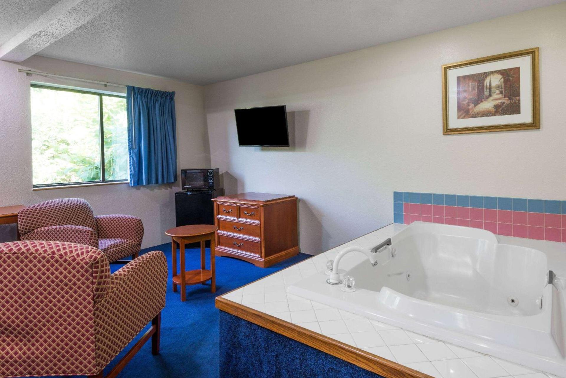 Rodeway Inn Delmont photo 9
