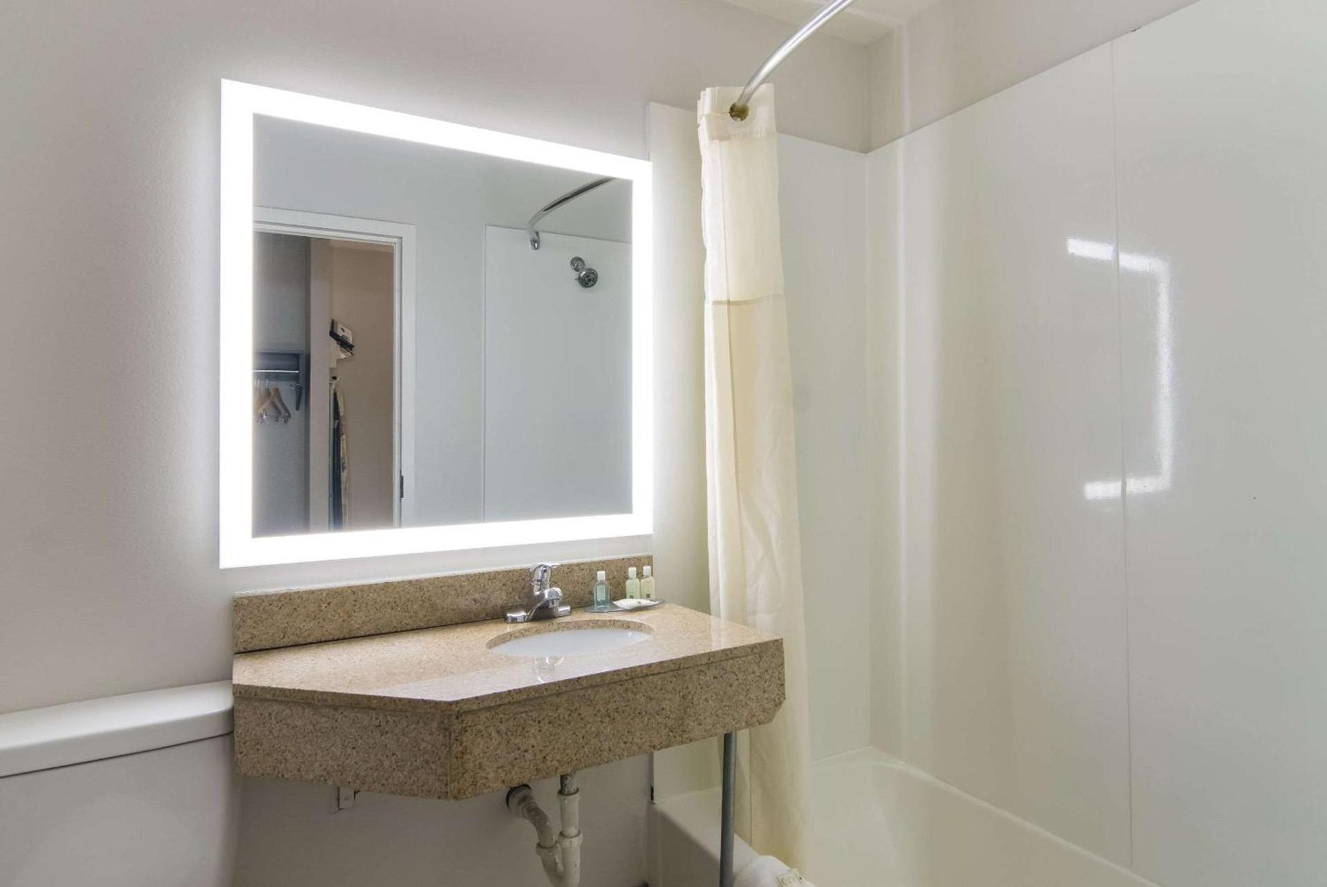 Quality Inn Aurora - Naperville Area photo 15