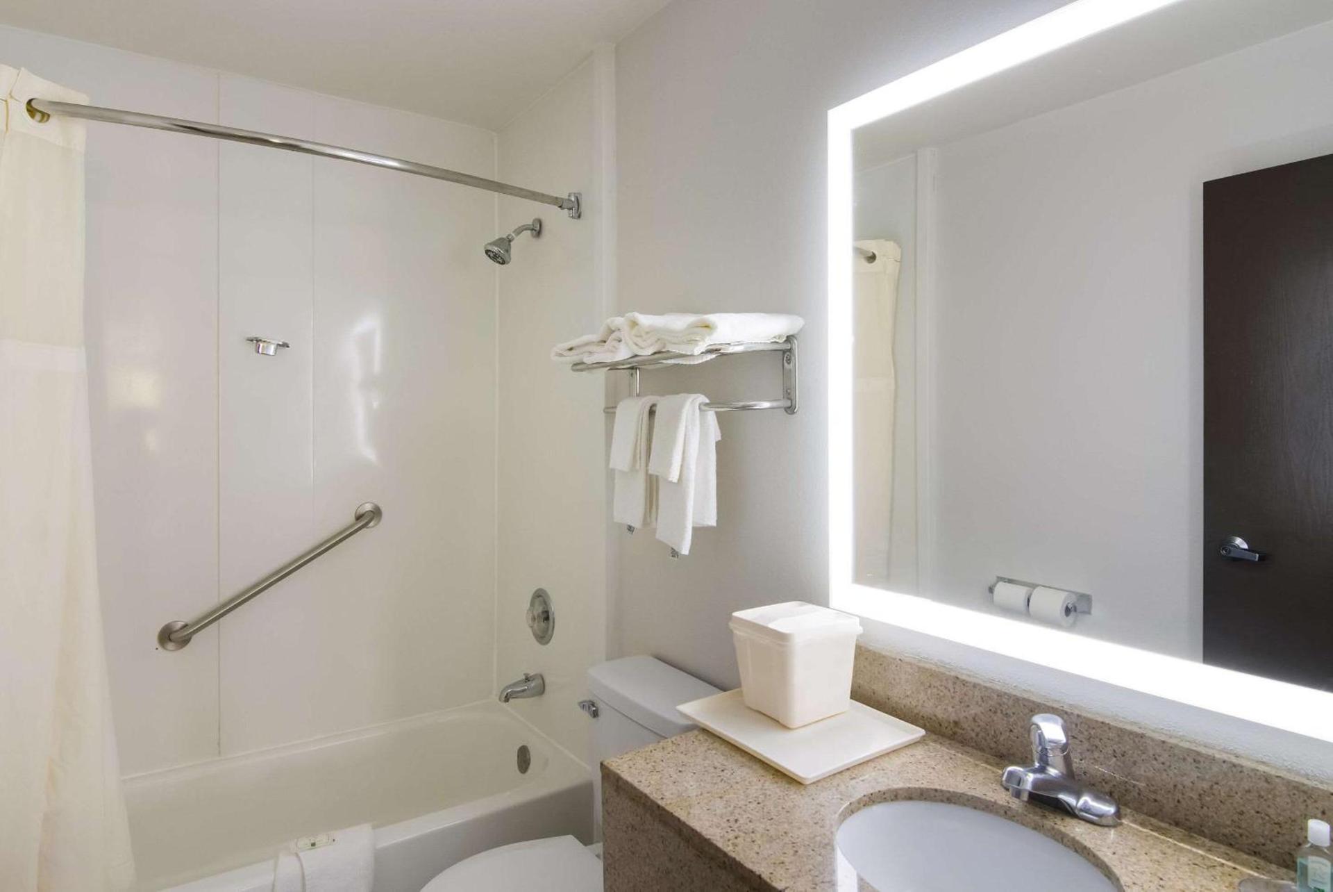 Quality Inn Aurora - Naperville Area photo 16