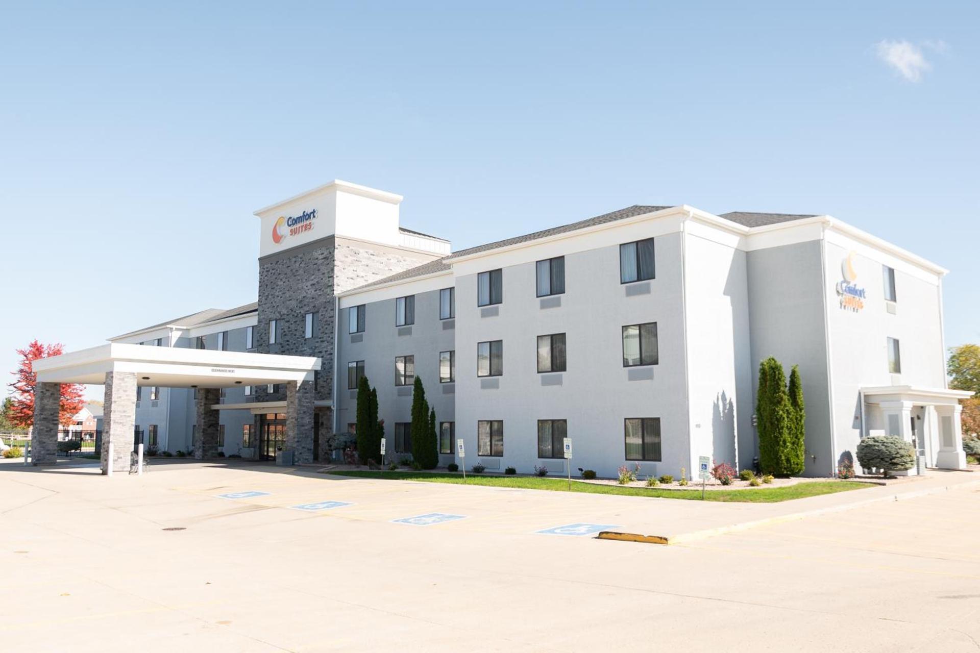 Comfort Suites Bloomington I-55 and I-74 photo 37