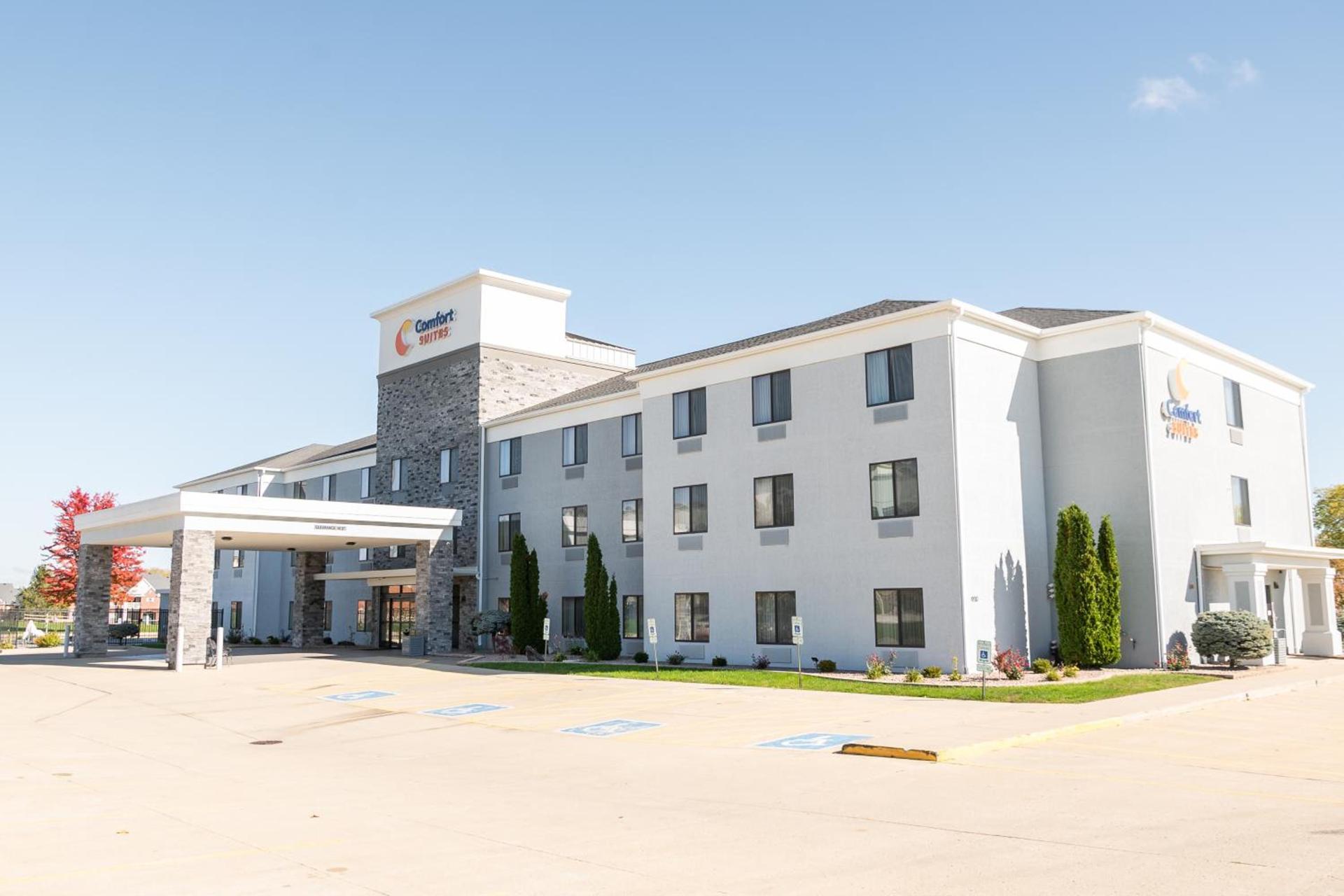 Comfort Suites Bloomington I-55 and I-74 photo 39