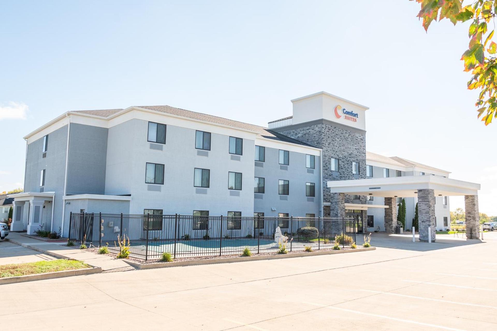 Comfort Suites Bloomington I-55 and I-74 photo 40