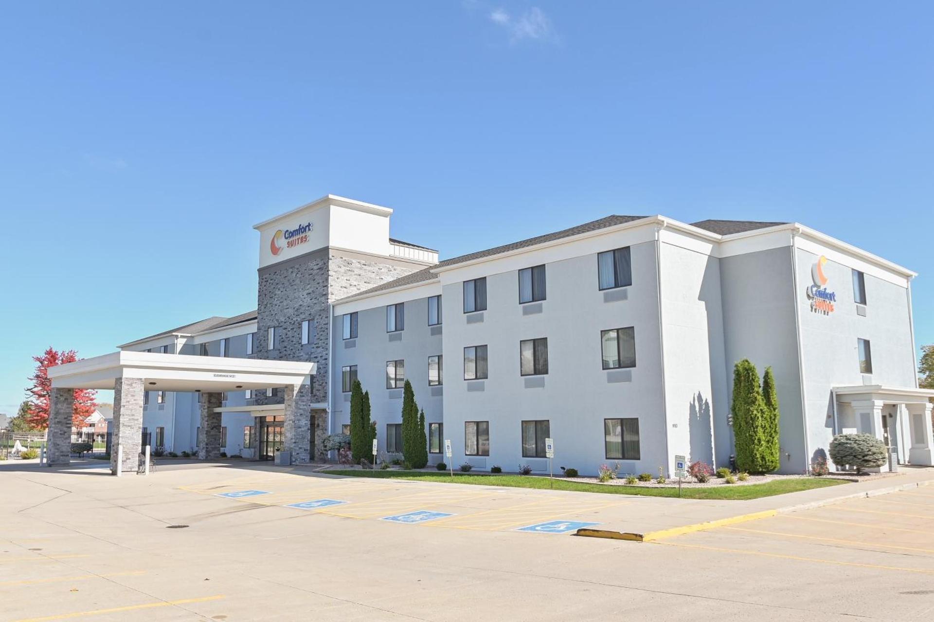 Comfort Suites Bloomington I-55 and I-74 photo 36