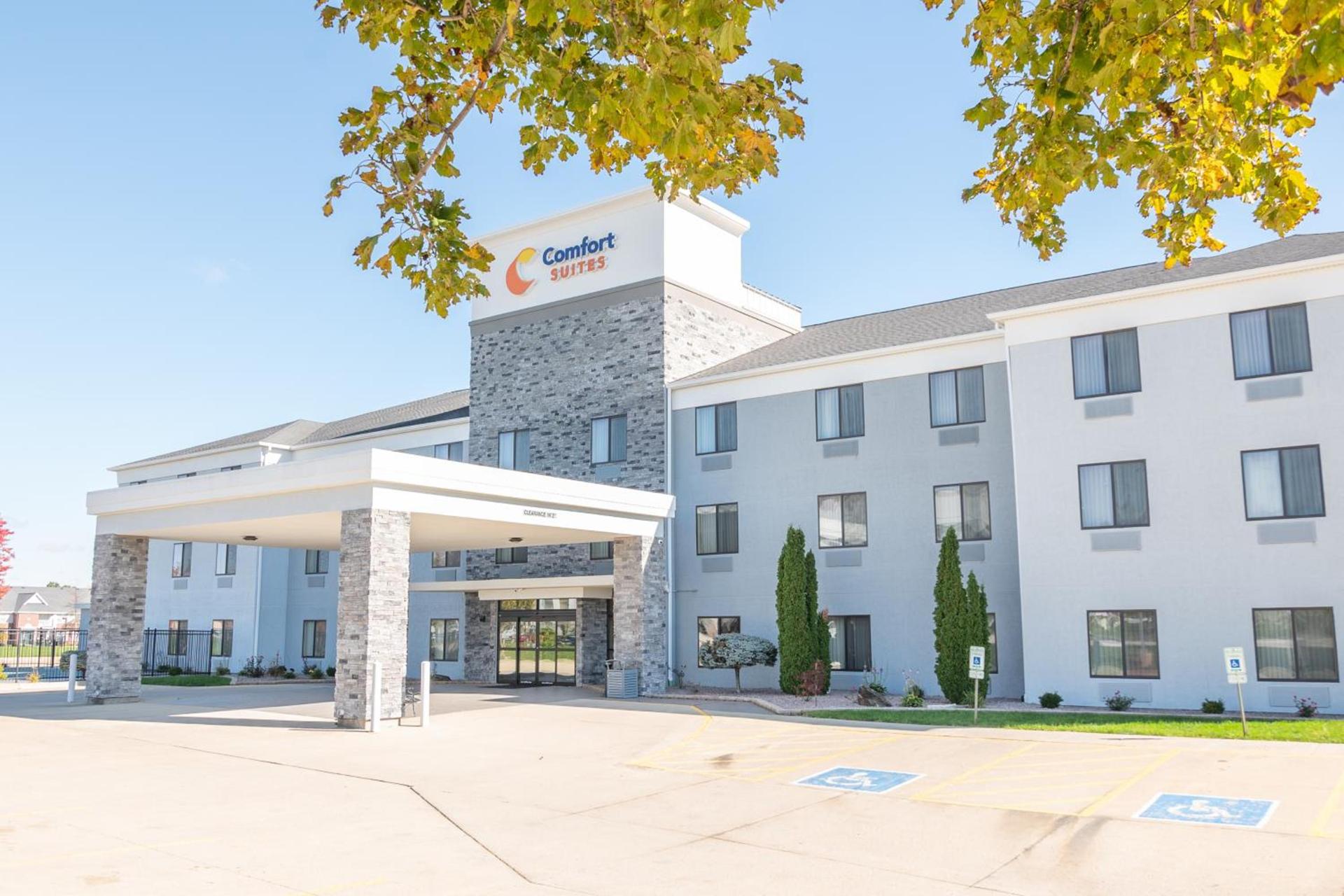 Comfort Suites Bloomington I-55 and I-74 photo 41
