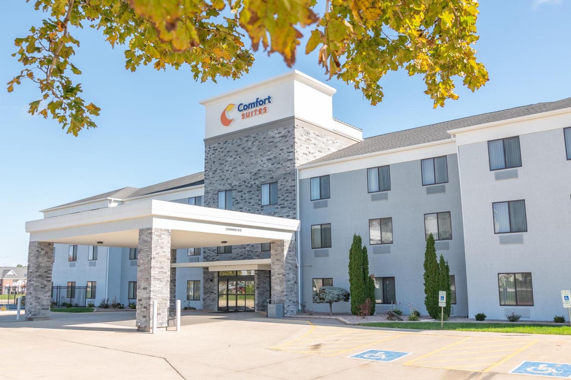 Comfort Suites Bloomington I-55 and I-74 photo 42