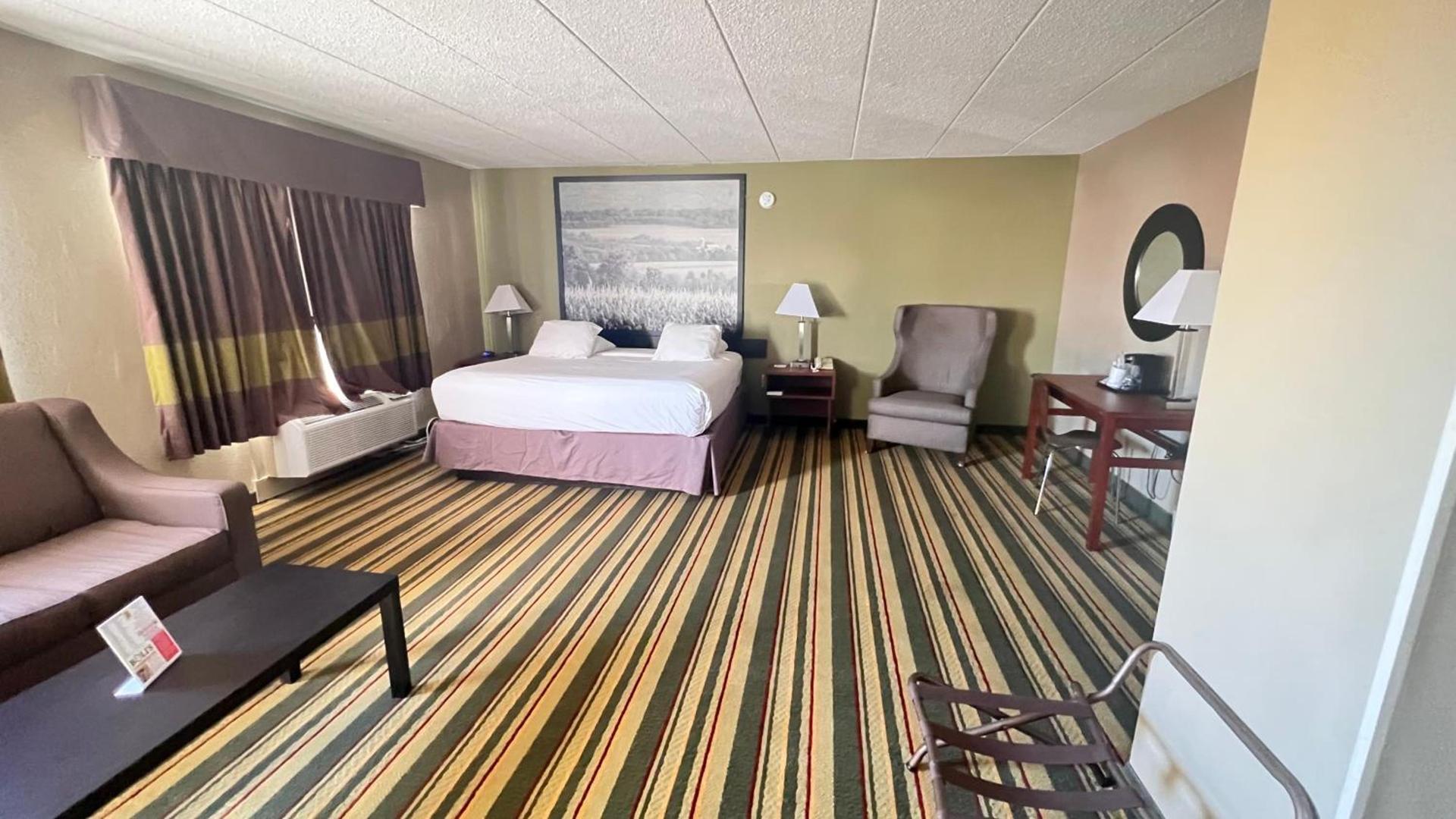 Super 8 by Wyndham Frederick photo 18