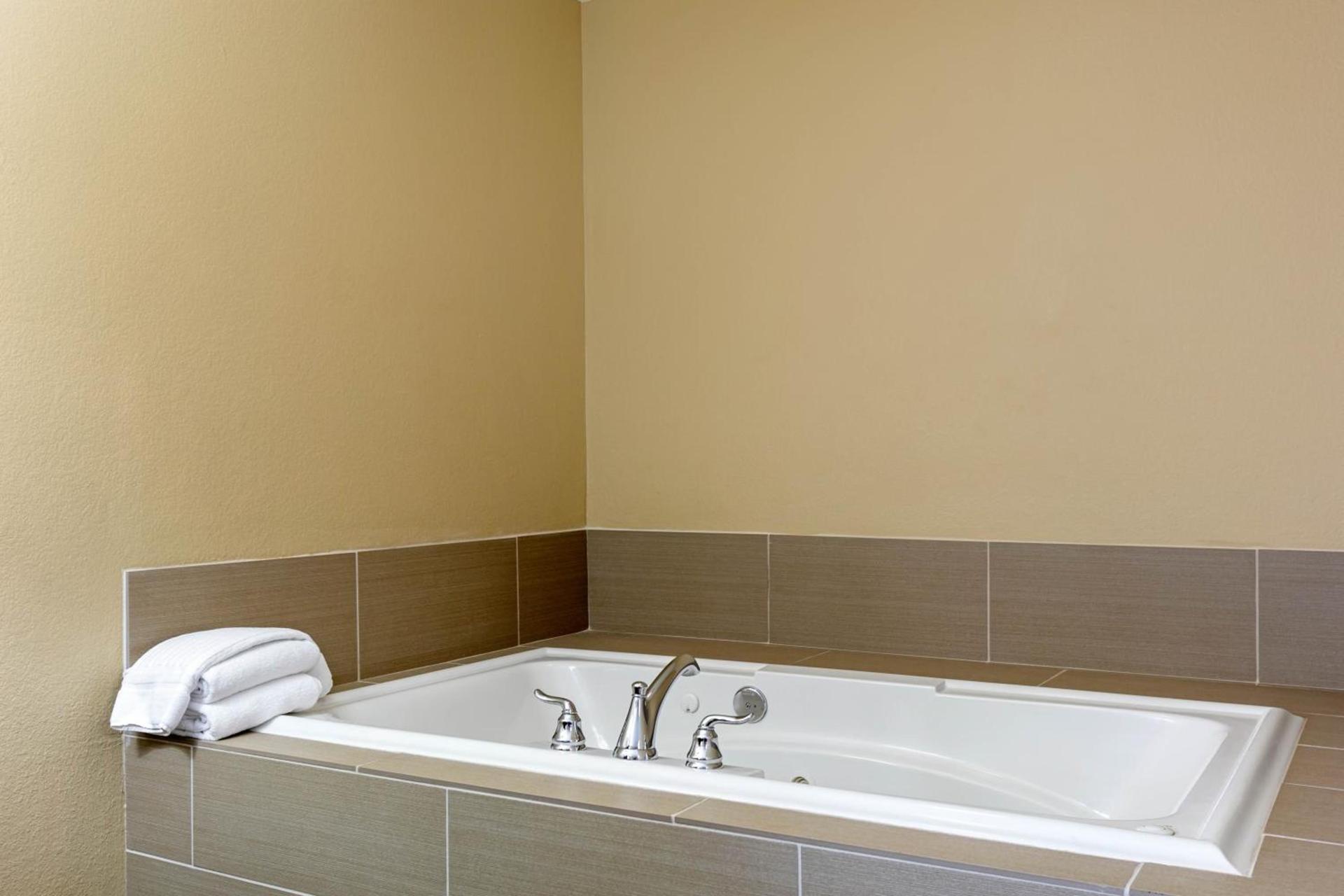 Comfort Inn & Suites Near University of Wyoming photo 70