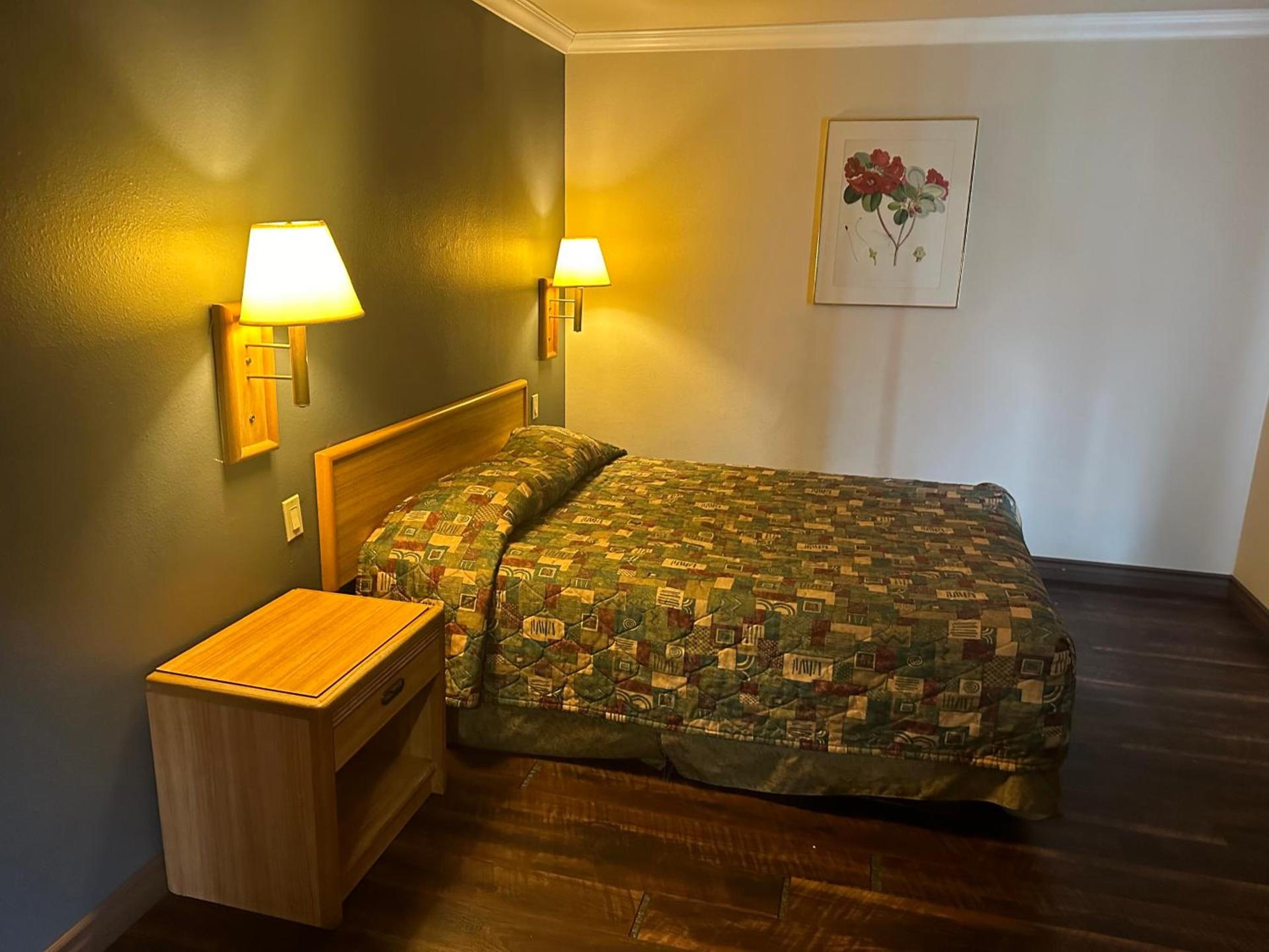 Palm Inn Hotel near Tyler Mall Riverside photo 12
