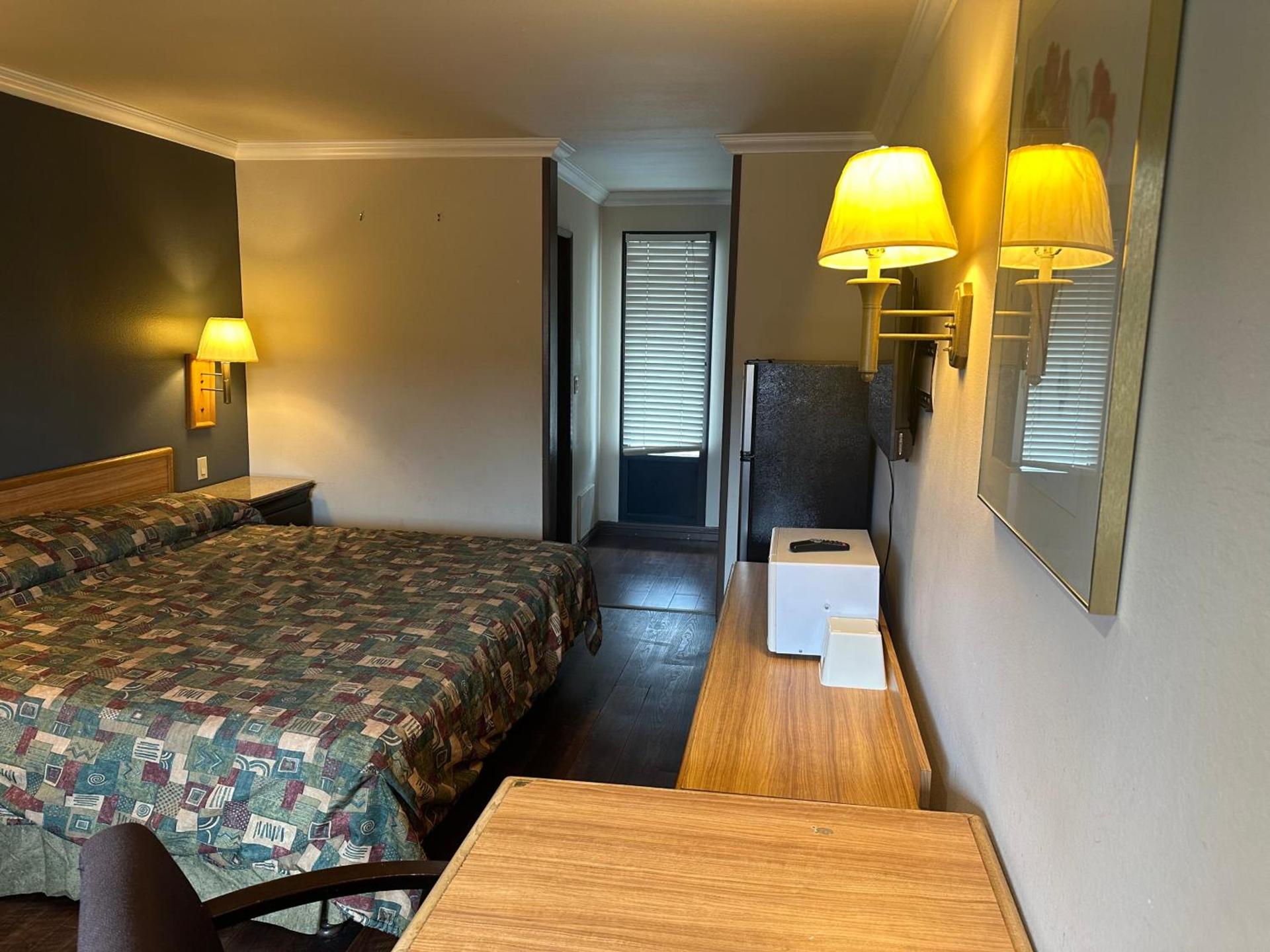 Palm Inn Hotel near Tyler Mall Riverside photo 10