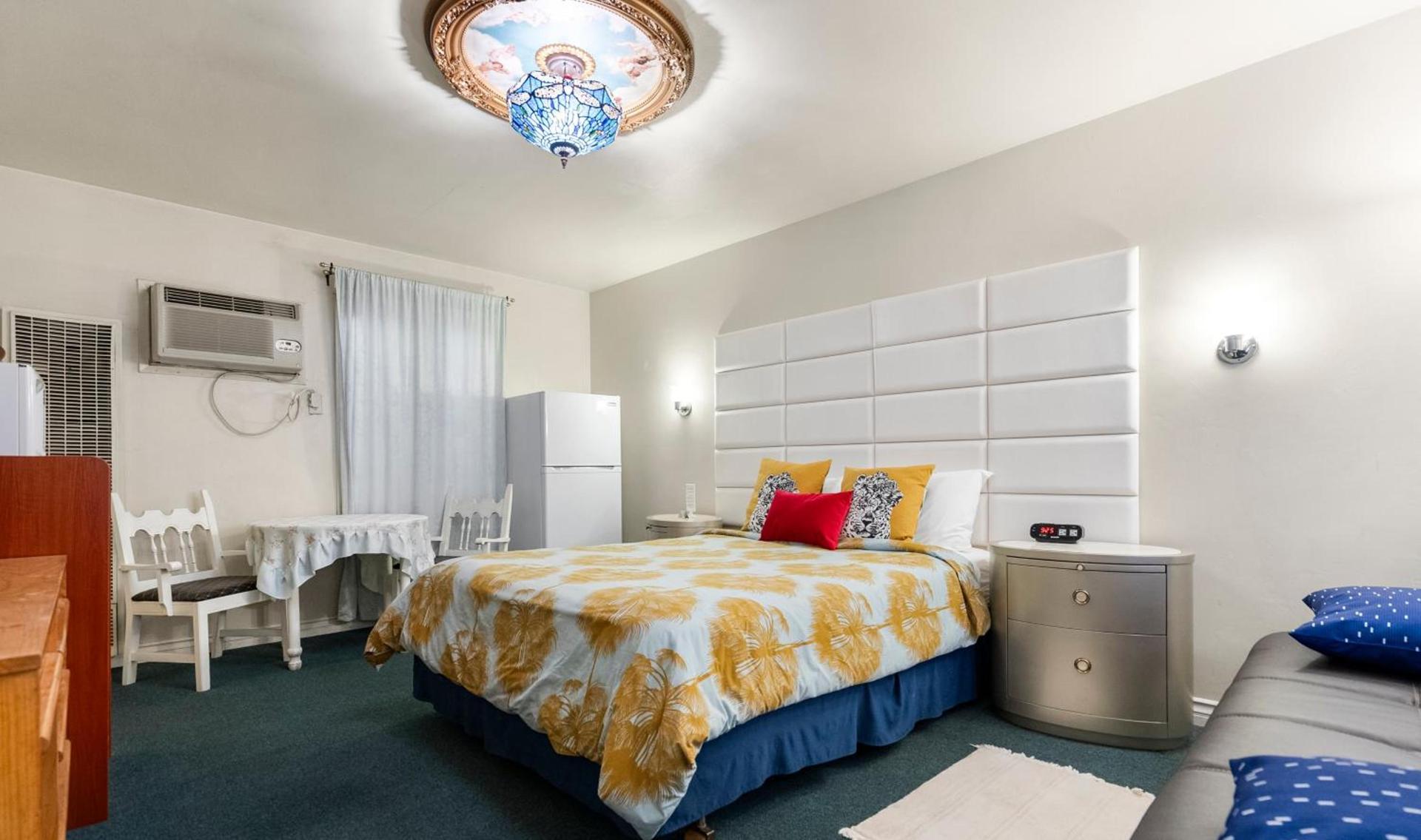 HARRY'S MAN CAVE - A Vintage Motel on the Historic 395 route - The New Star Motel Experience photo 7