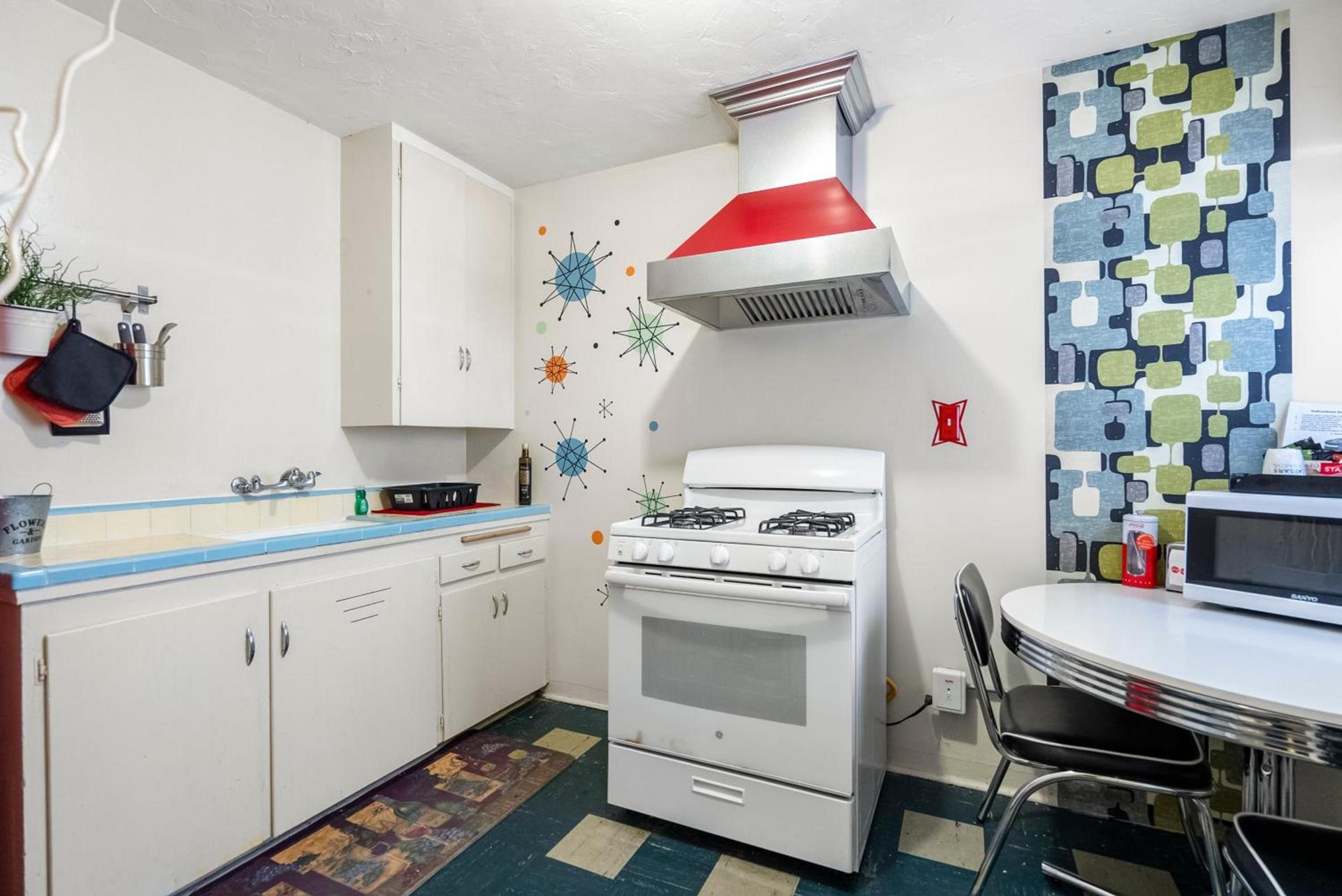 HARRY'S MAN CAVE - A Vintage Motel on the Historic 395 route - The New Star Motel Experience photo 21