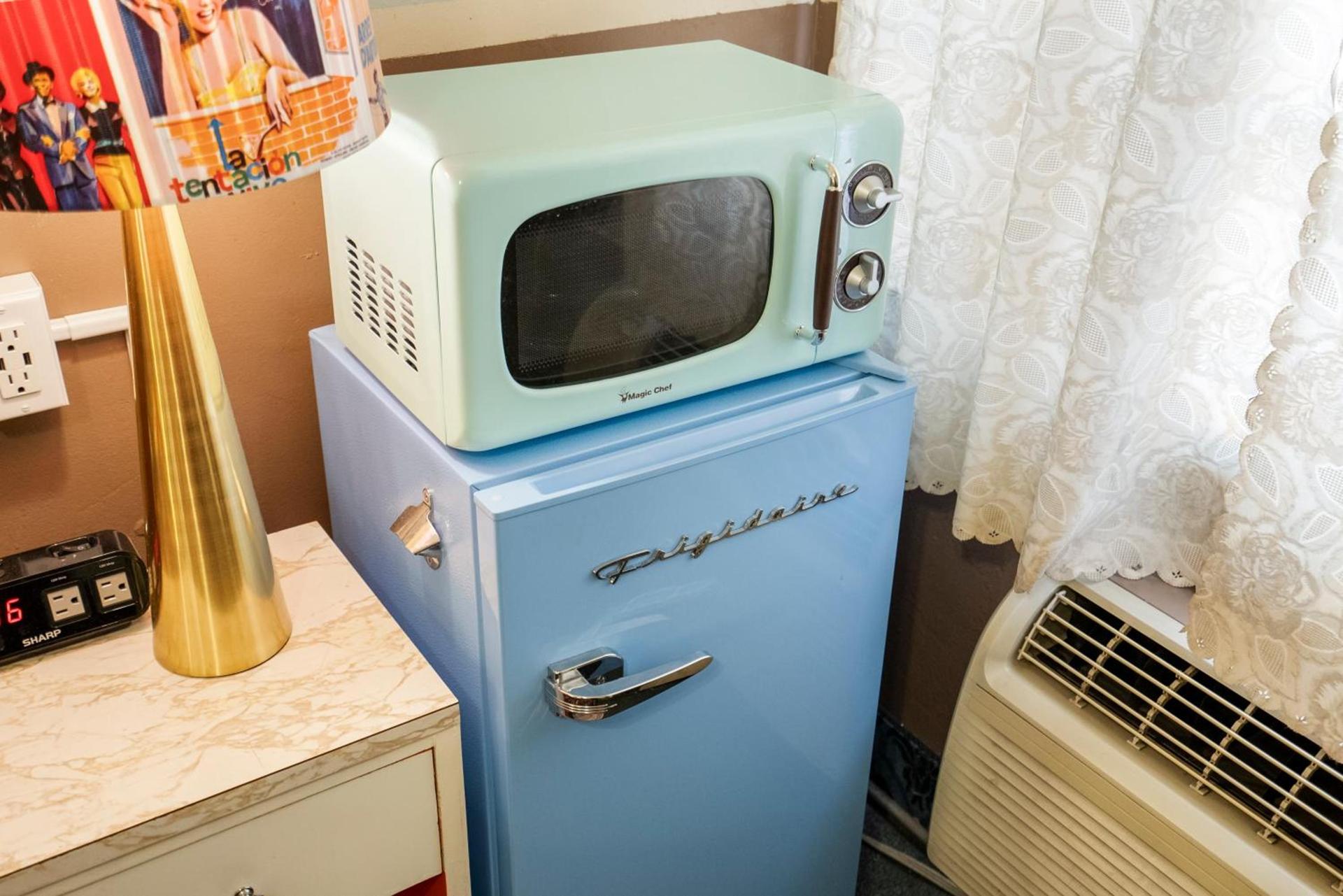 HARRY'S MAN CAVE - A Vintage Motel on the Historic 395 route - The New Star Motel Experience photo 32