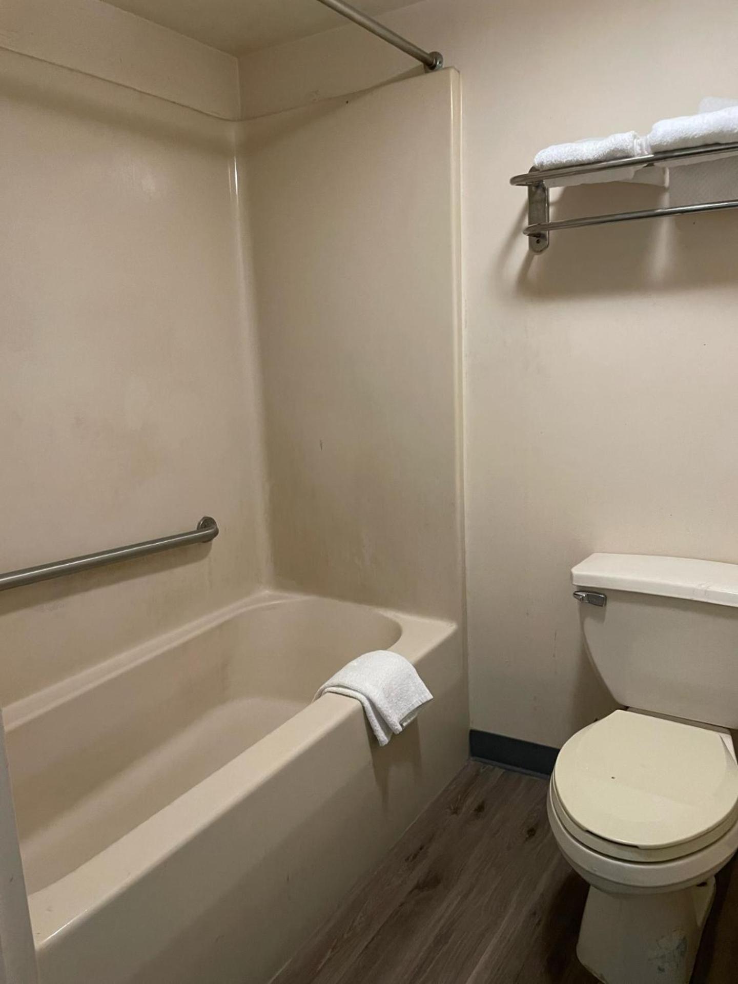 Express Inn-Rahway photo 8