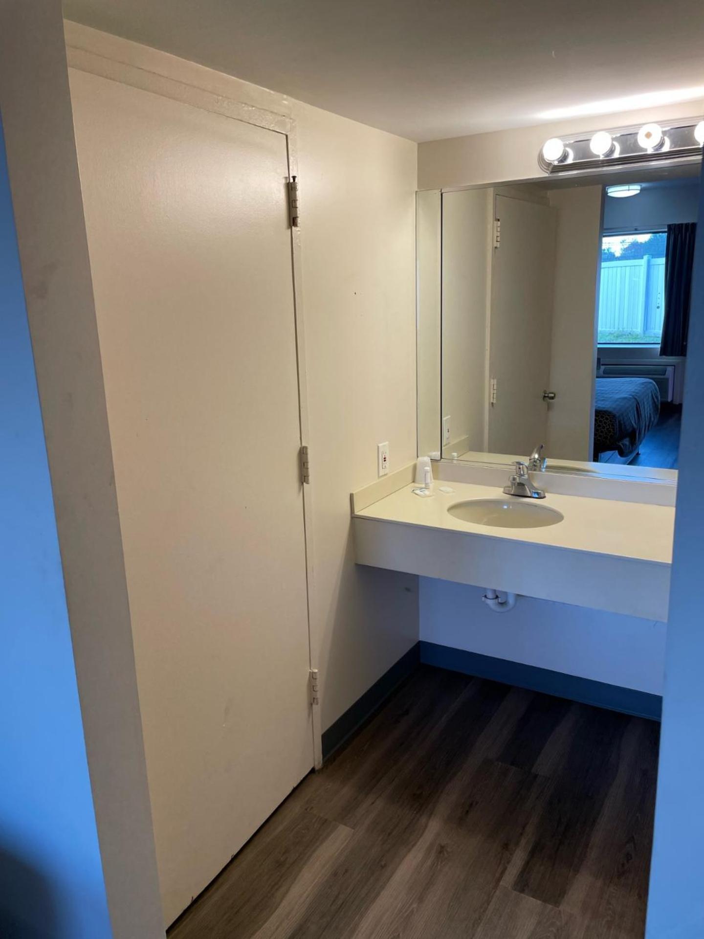 Express Inn-Rahway photo 13