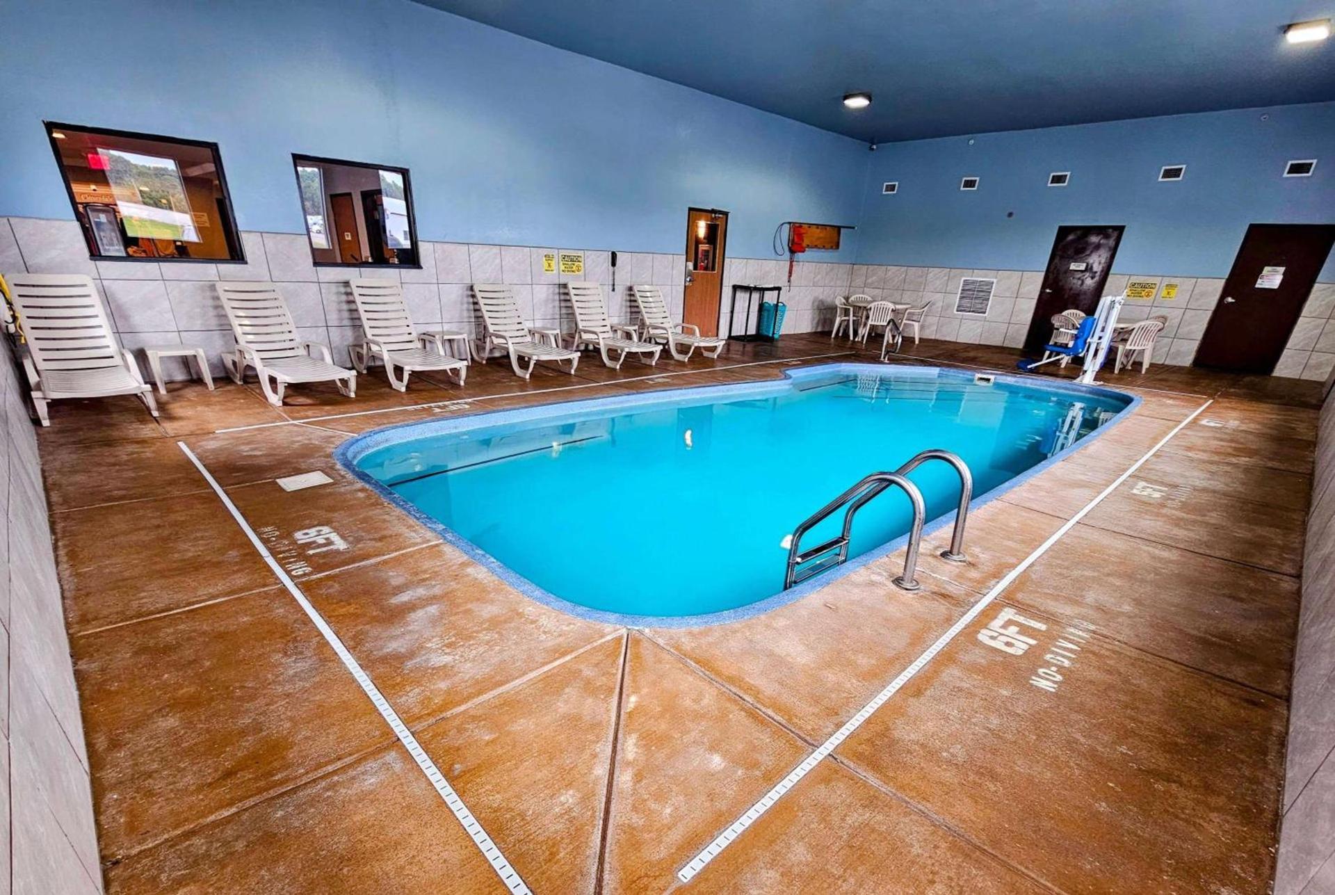 Super 8 by Wyndham Cloverdale IN photo 6