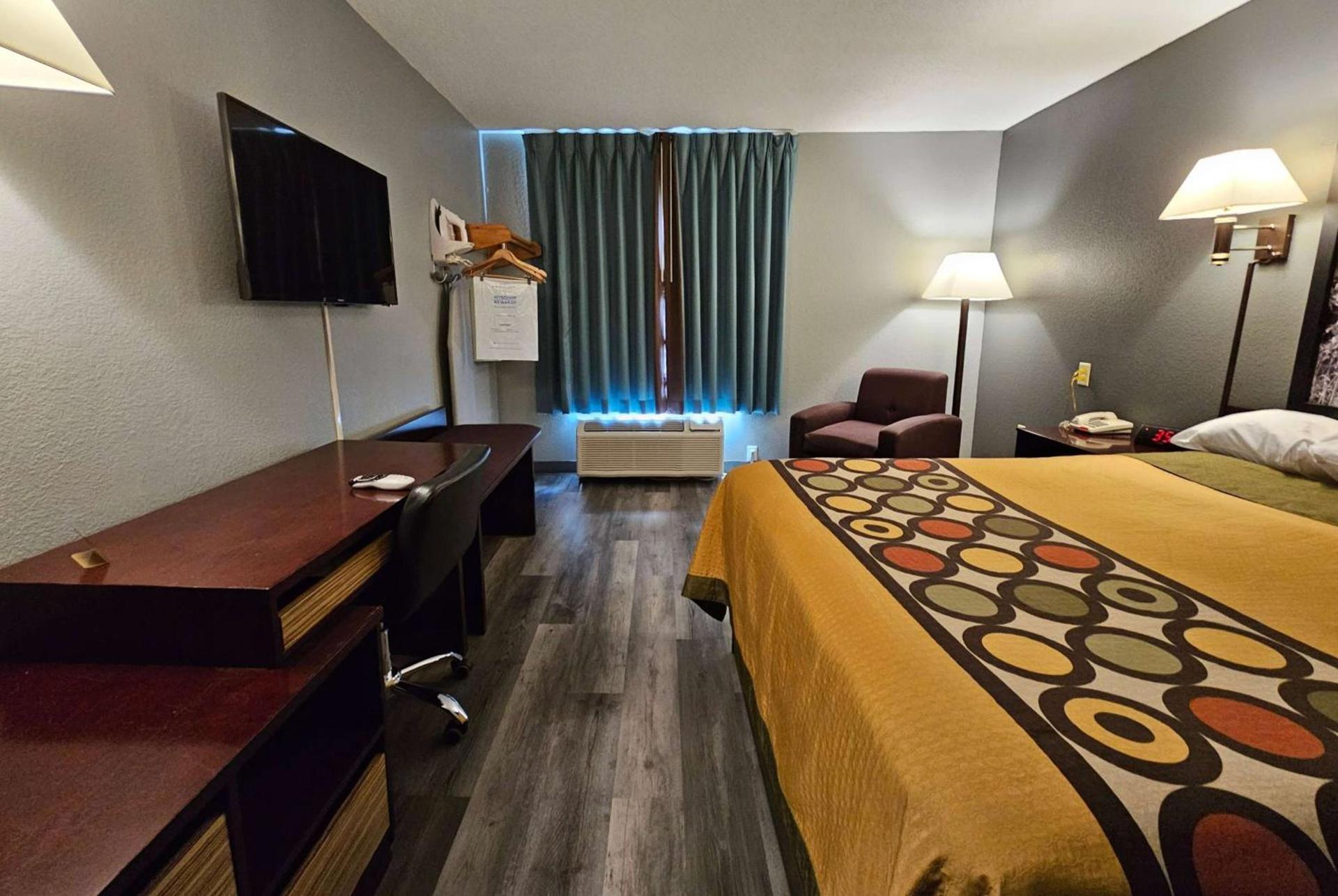Super 8 by Wyndham Cloverdale IN photo 12