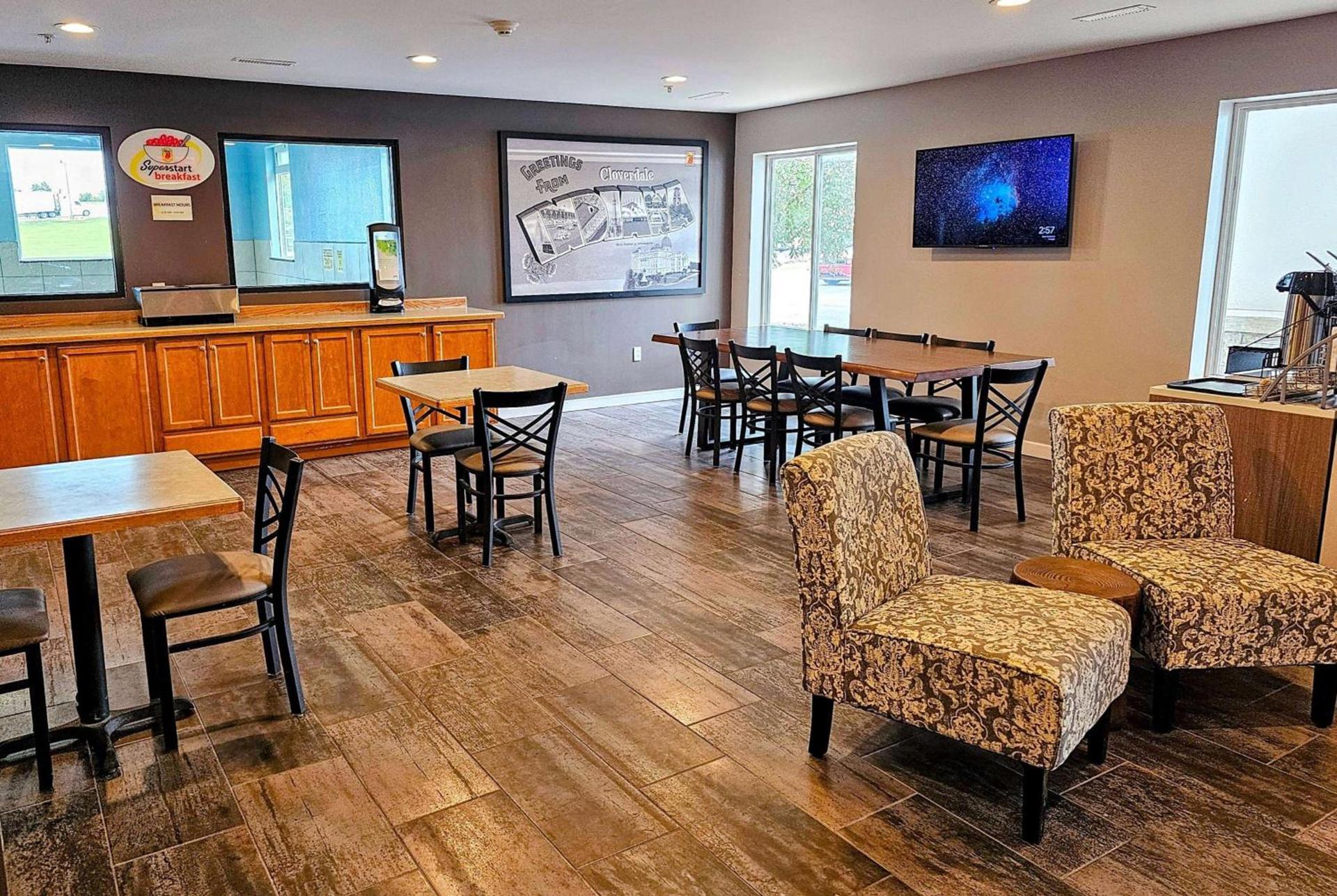 Super 8 by Wyndham Cloverdale IN photo 16