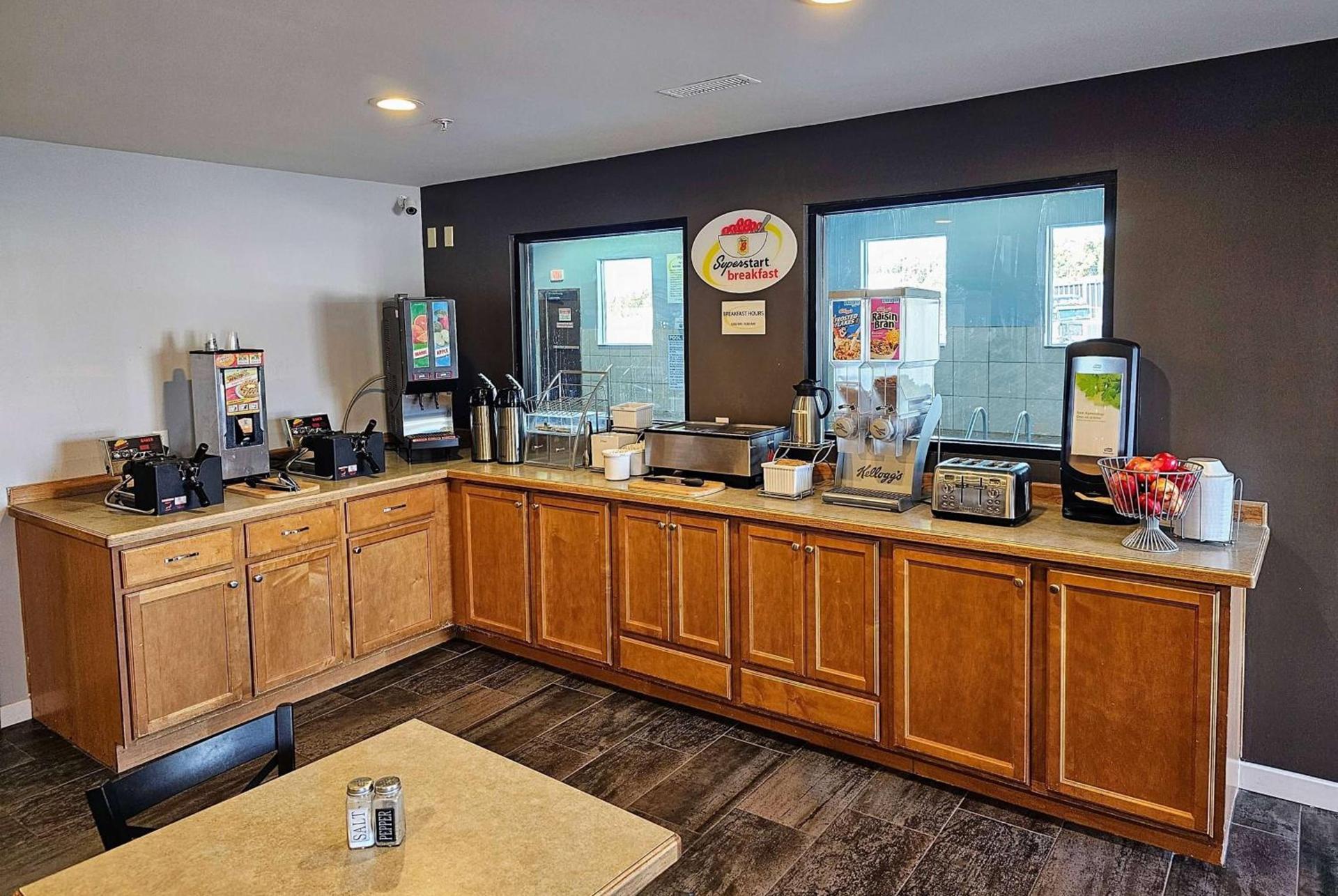Super 8 by Wyndham Cloverdale IN photo 17