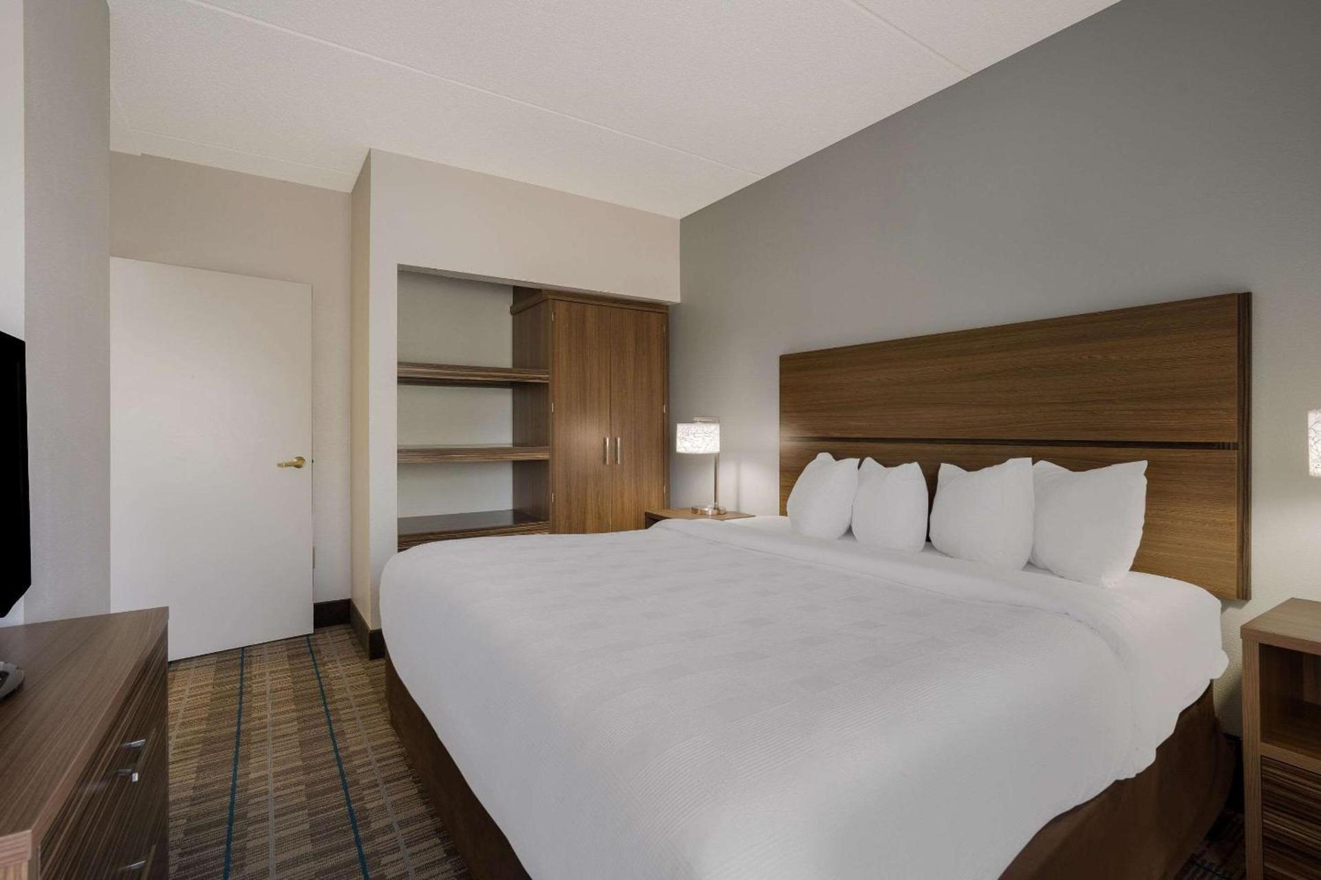 MainStay Suites Wilmington - University Area photo 9