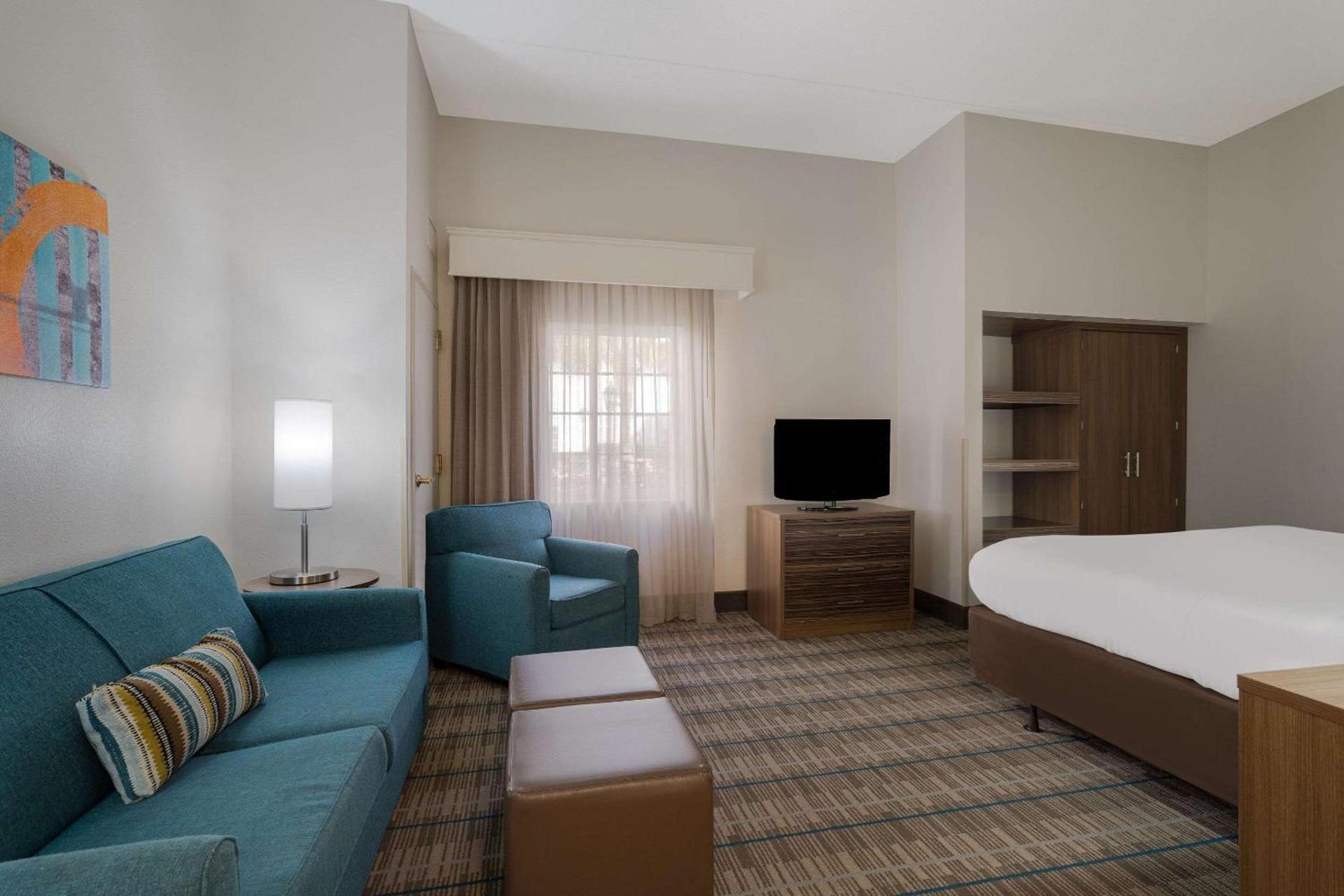 MainStay Suites Wilmington - University Area photo 10