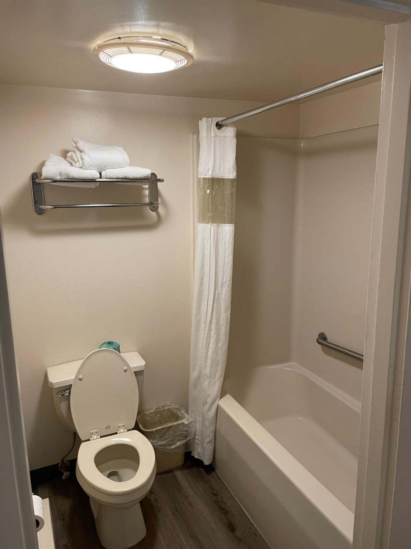 Express Inn-Rahway photo 23