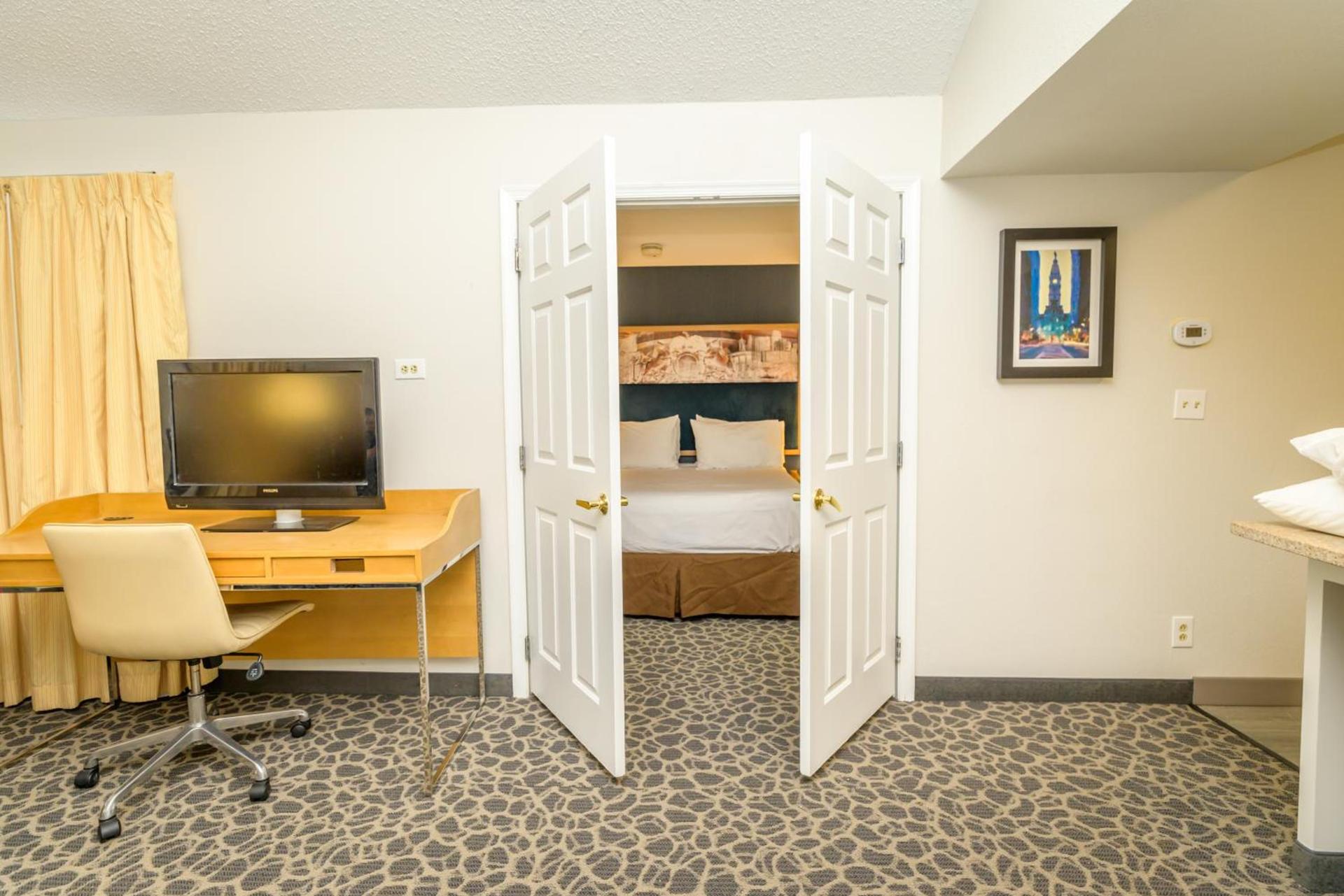 Philadelphia Suites at Airport - An Extended Stay Hotel photo 2