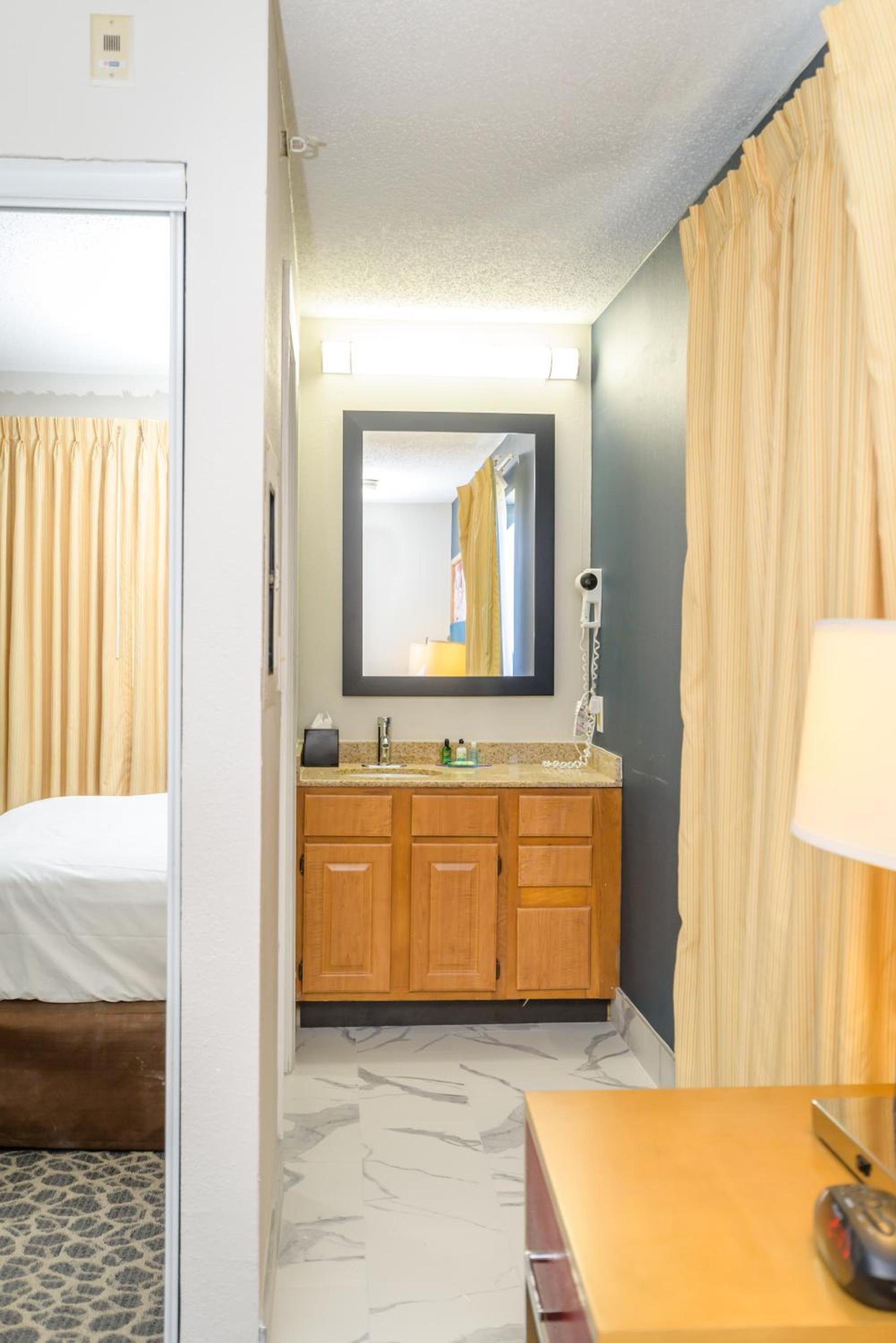 Philadelphia Suites at Airport - An Extended Stay Hotel photo 9
