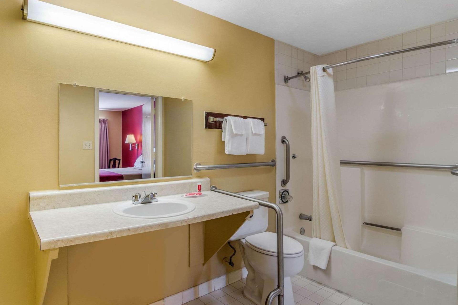 Econo Lodge Union City - Atlanta South photo 11