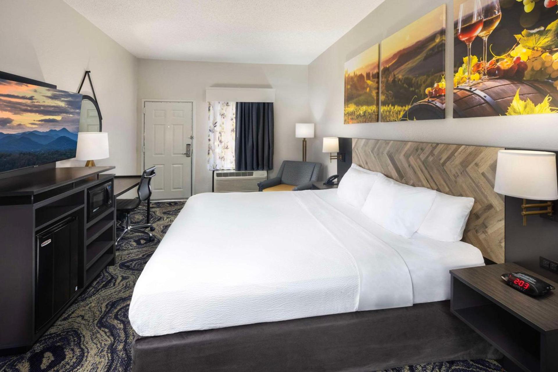 Clarion Pointe Biltmore Village photo 8