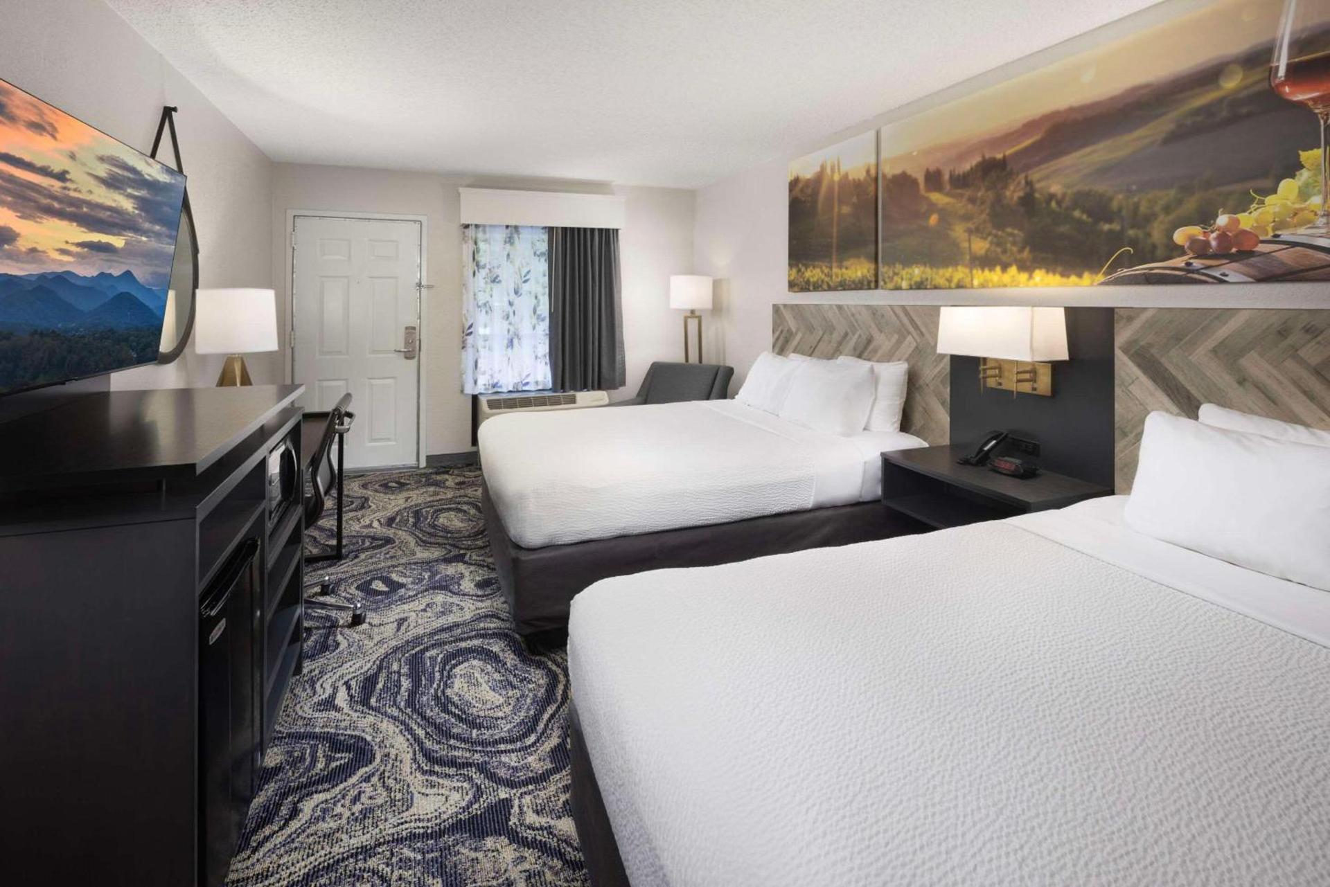 Clarion Pointe Biltmore Village photo 15