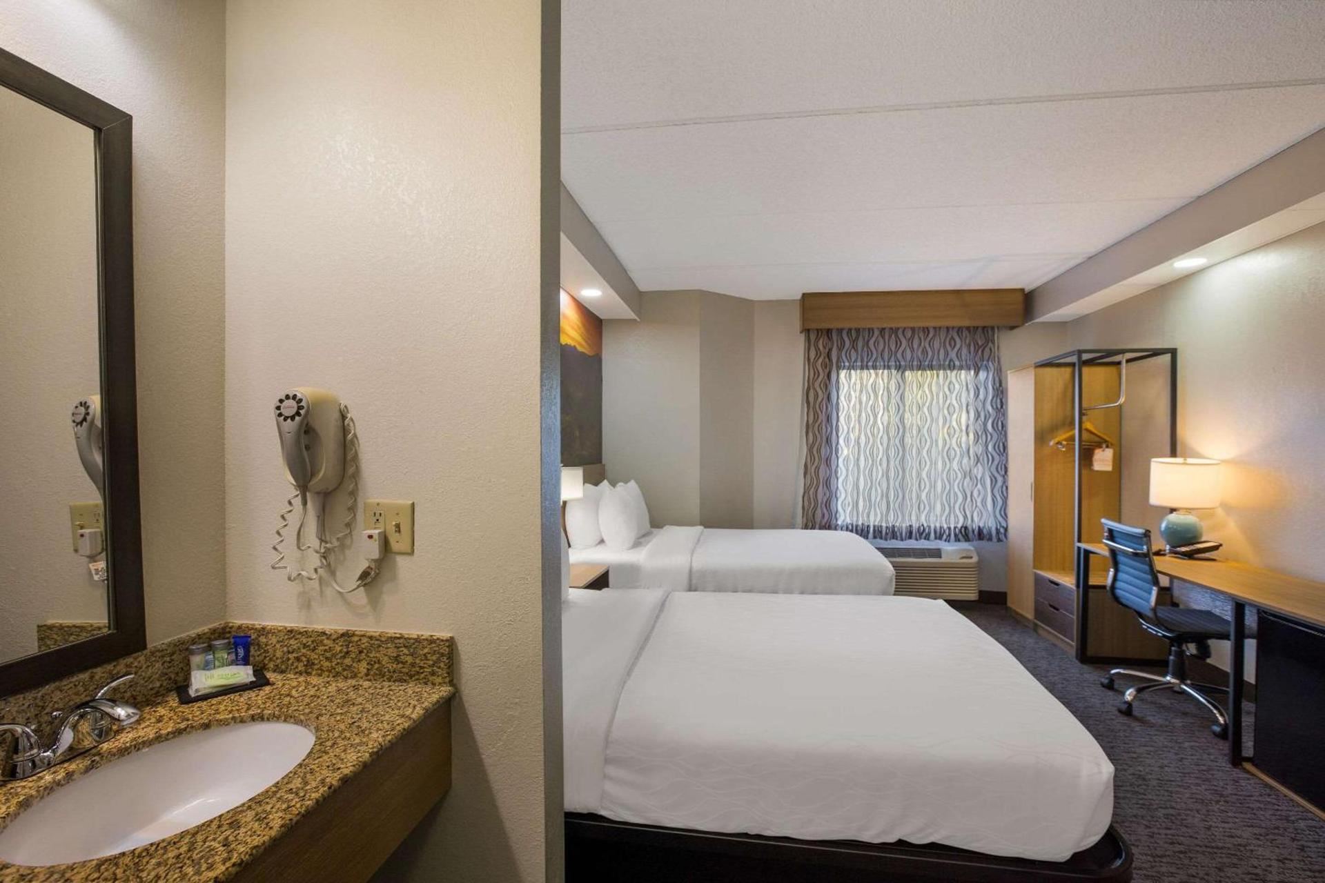 Clarion Pointe Sevierville-Pigeon Forge photo 18