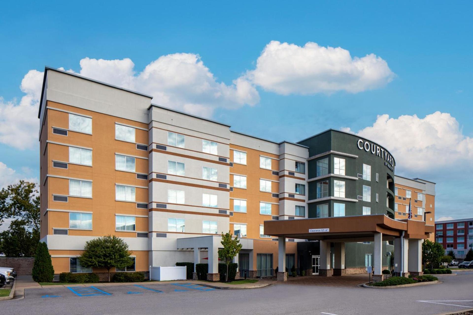 Courtyard by Marriott Charleston Downtown/Civic Center photo 2