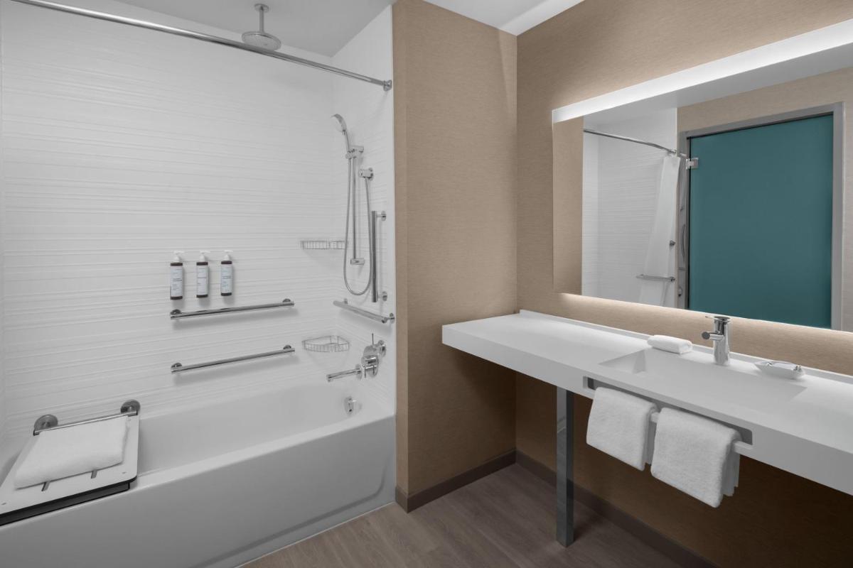 AC Hotel by Marriott Lansing University Area photo 36