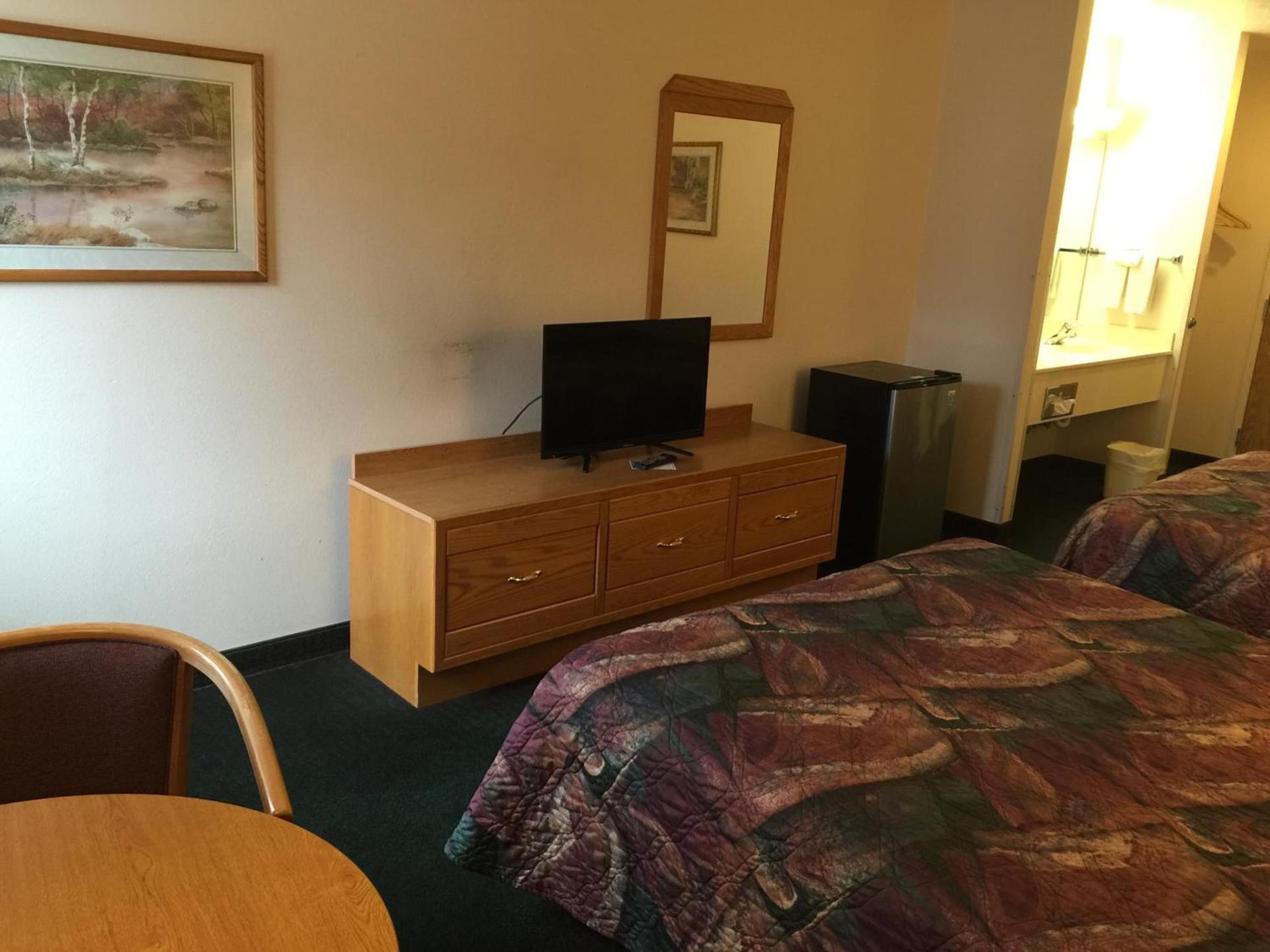 Economy Inn & Suites photo 8