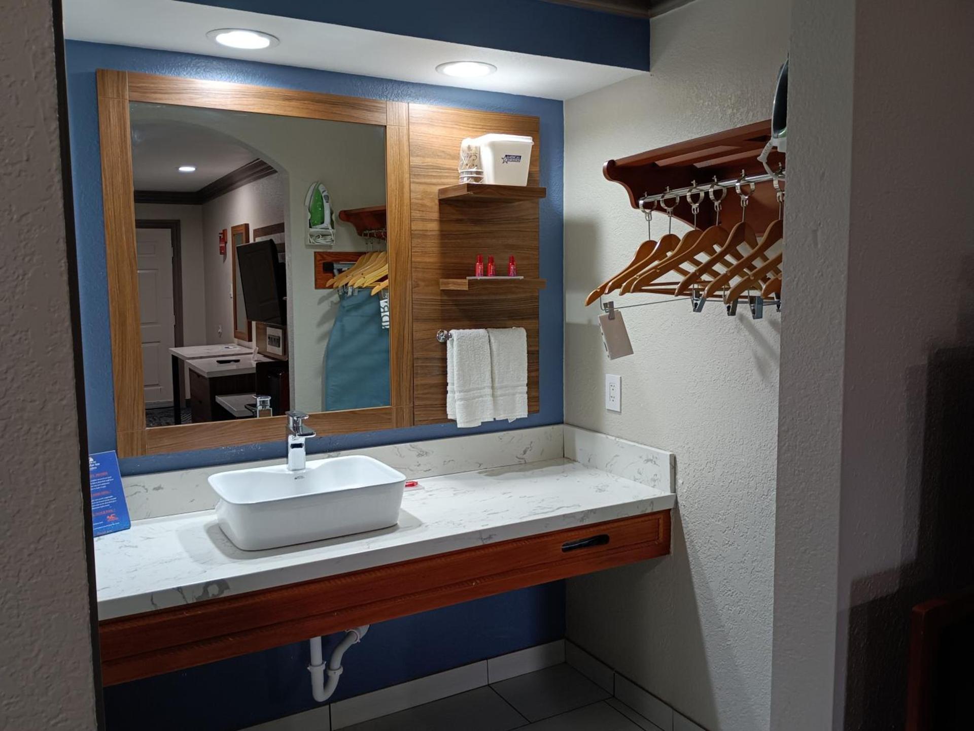 Americas Best Value Inn & Suites-Alvin/Houston photo 16