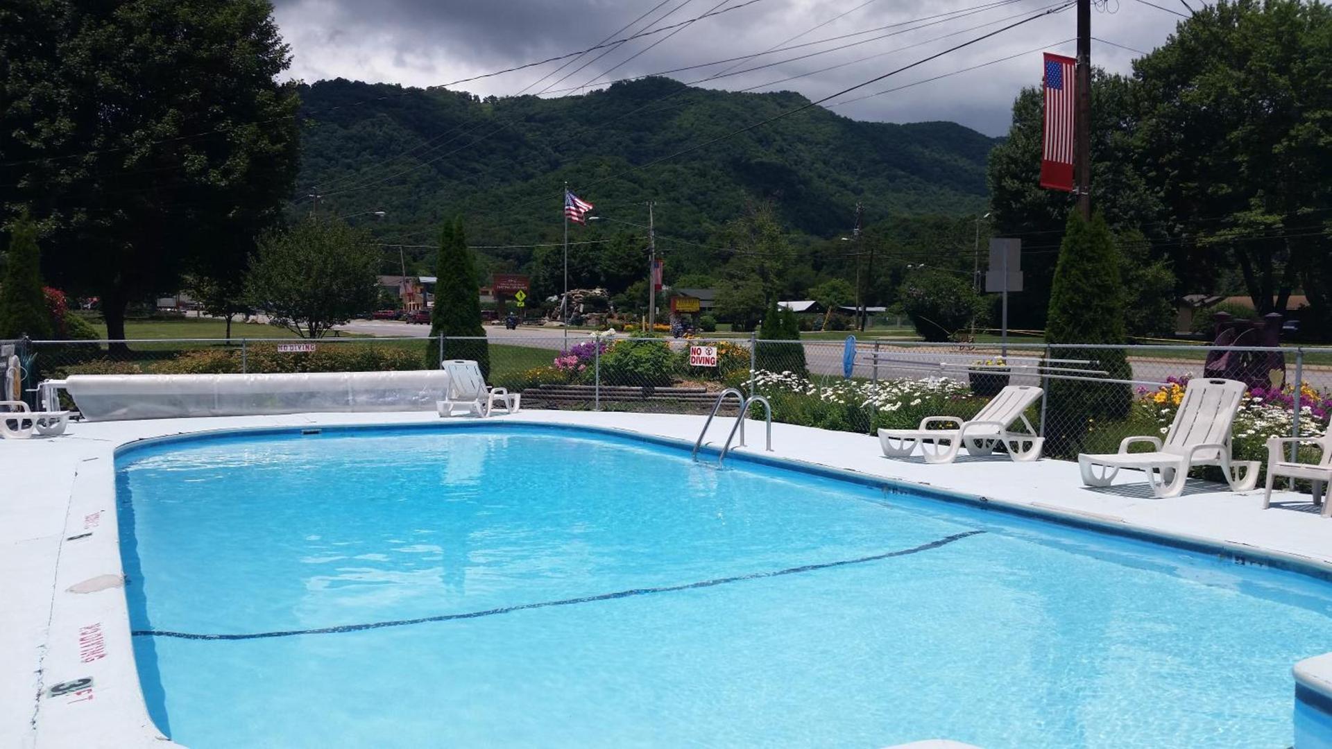 A Holiday Motel - Maggie Valley photo 2