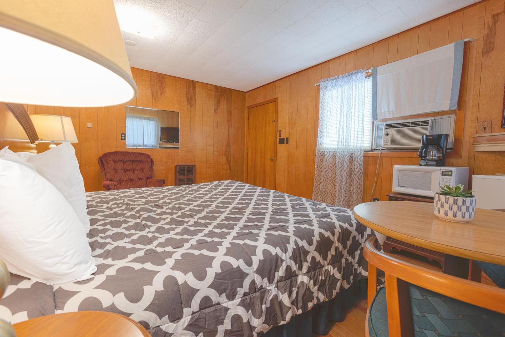 Parkside Motel by OYO Meadville Conneaut Lake photo 9