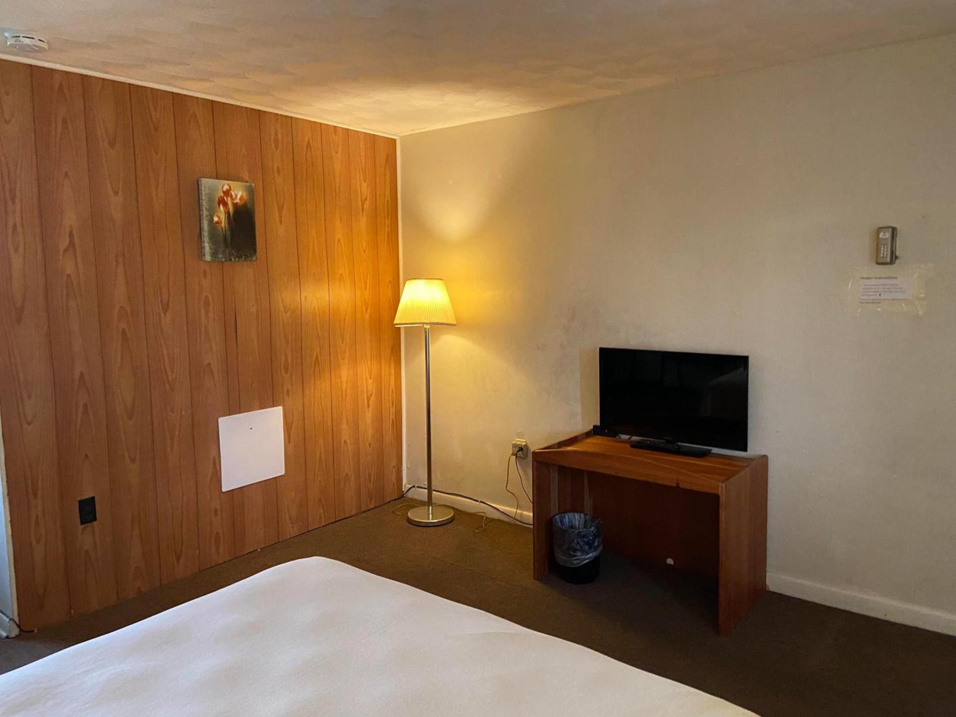 Driftwood Motel photo 25