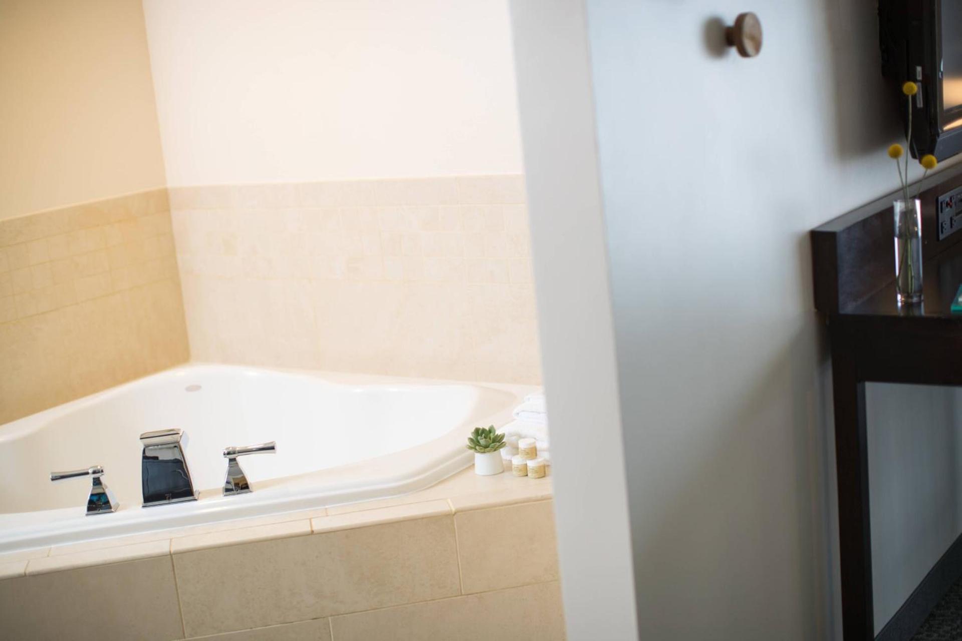 Renaissance Raleigh North Hills Hotel photo 44
