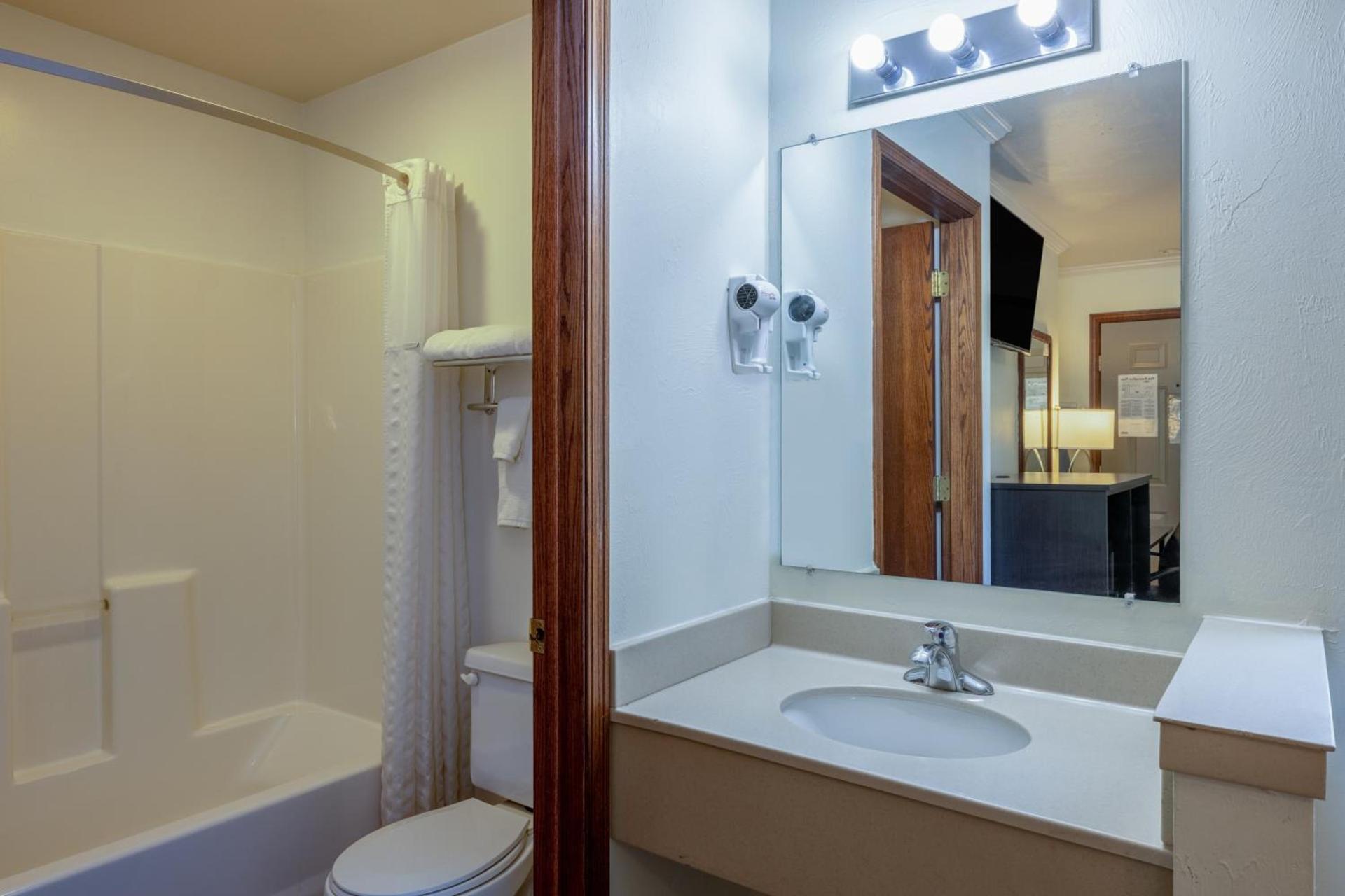 Travelodge by Wyndham Livingston photo 61