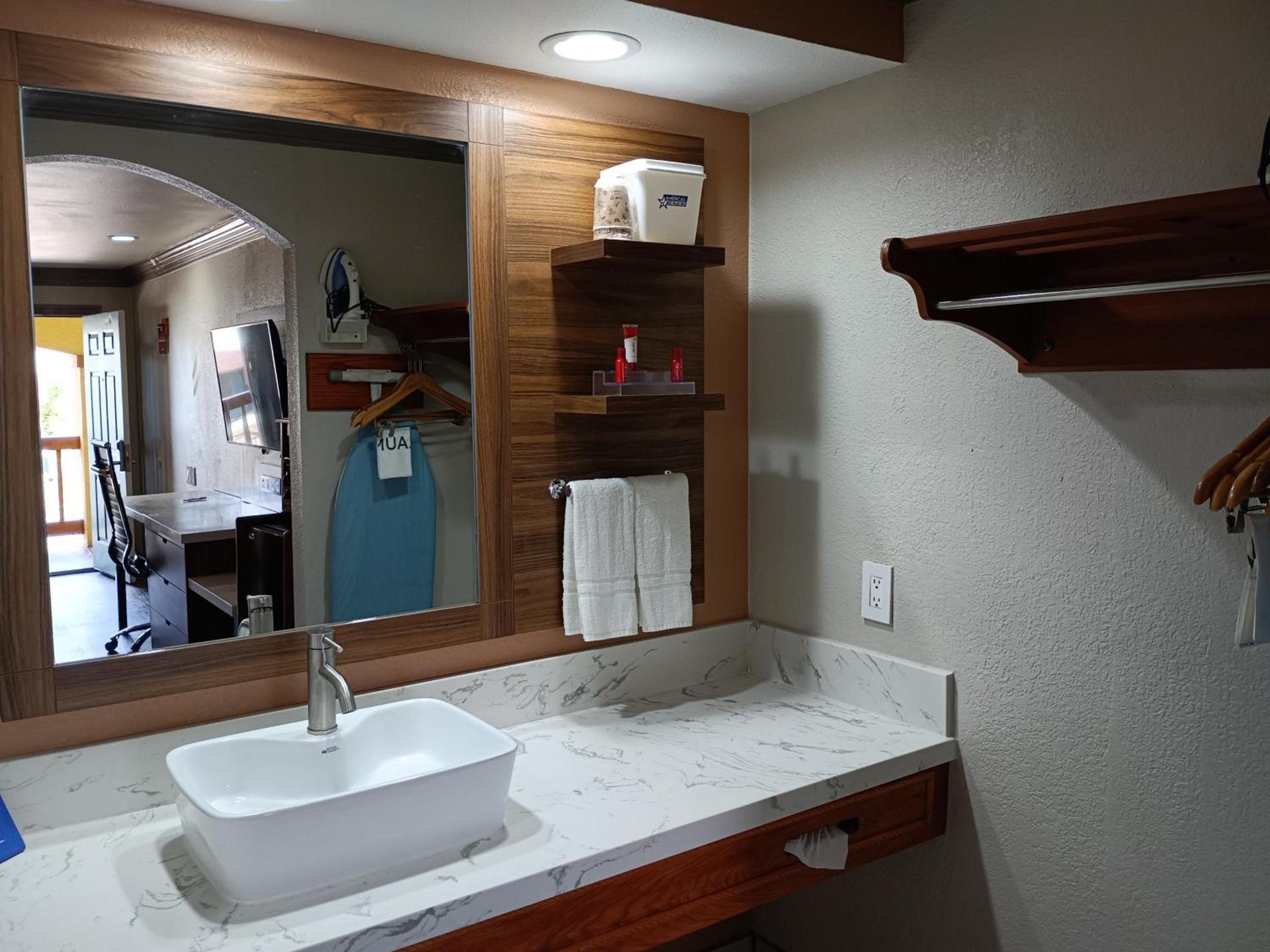Americas Best Value Inn & Suites-Alvin/Houston photo 22