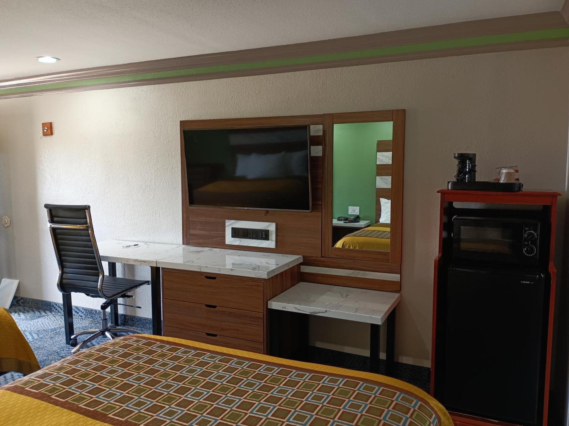 Americas Best Value Inn & Suites-Alvin/Houston photo 30