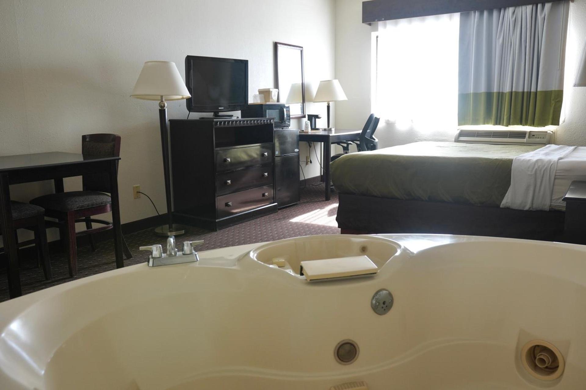 American Inn & Suites photo 55