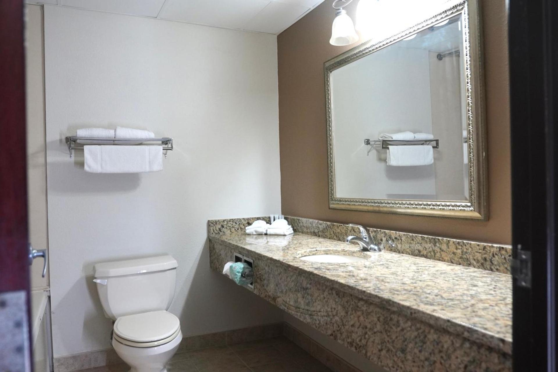 American Inn & Suites photo 12
