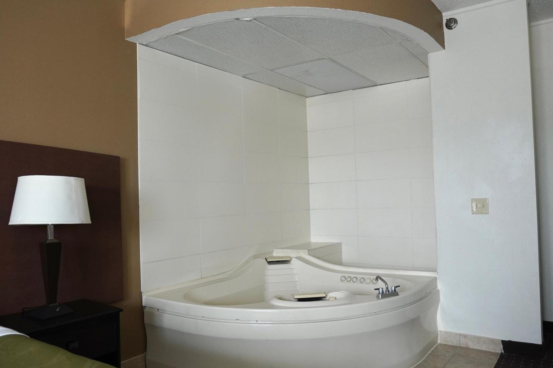 American Inn & Suites photo 11